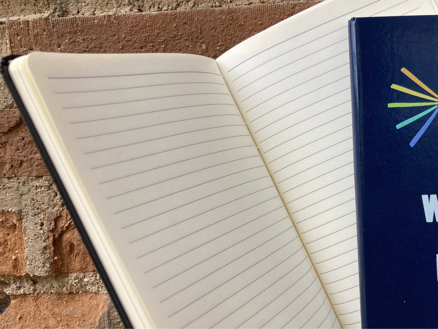 Cuaderno con goma negro.