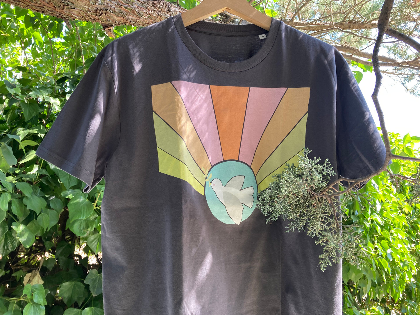 Camiseta de algodón orgánico en color antracita, modelo Paz