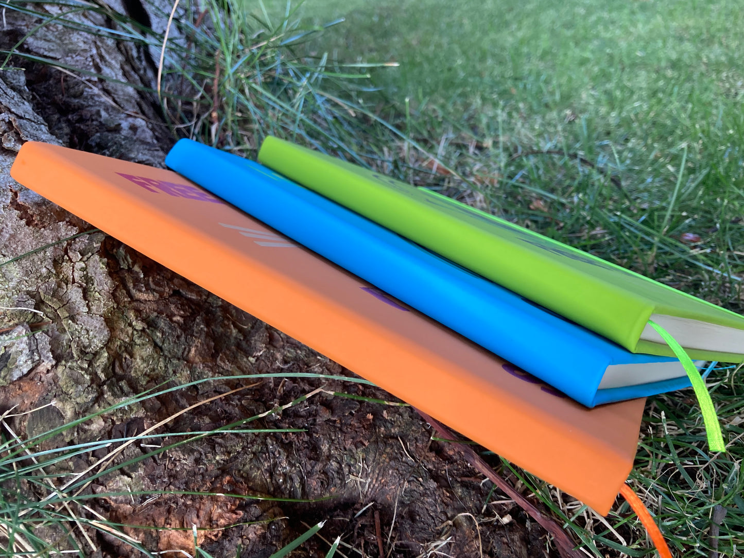 Cuaderno con goma naranja.