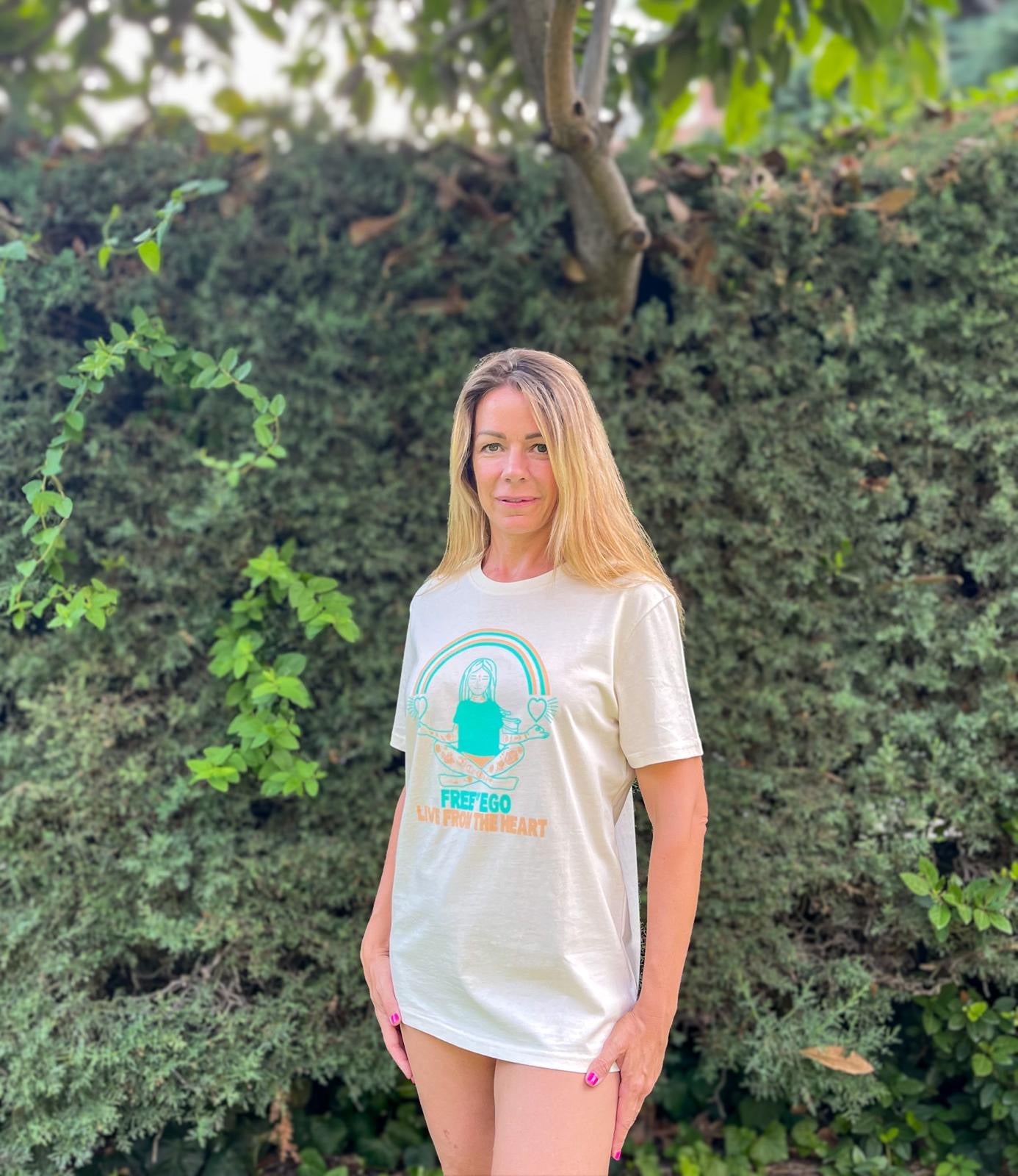 Camiseta de algodón orgánico en color natural raw, modelo Medita.