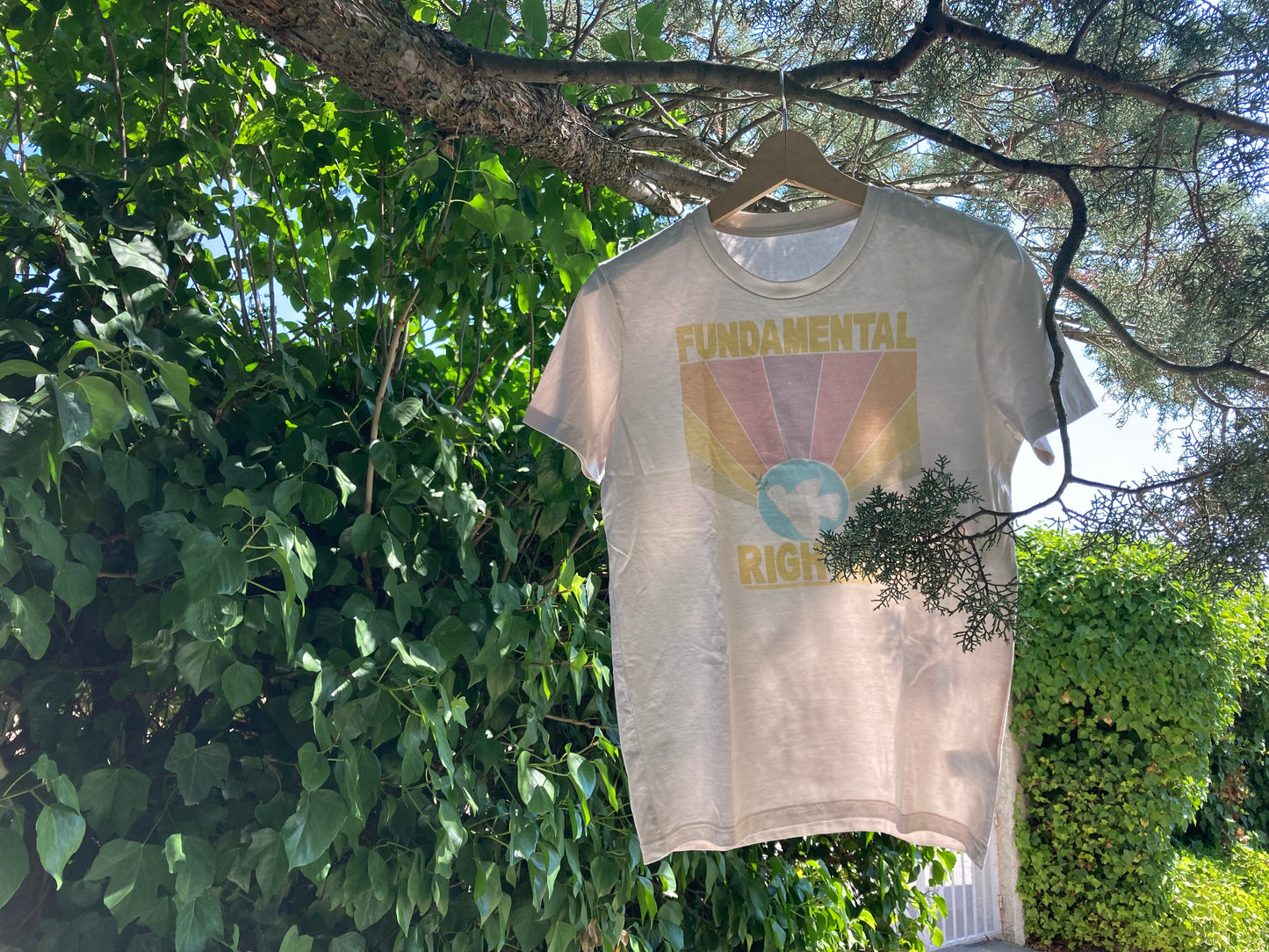 Camiseta de algodón orgánico en color natural y estampado retro. Modelo Fundamental Rights.