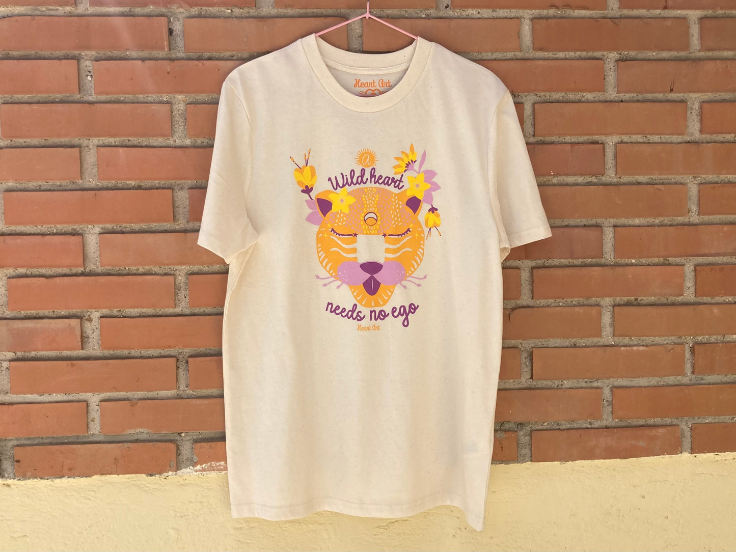Camiseta de algodón orgánico en color natural raw, modelo Alebrije