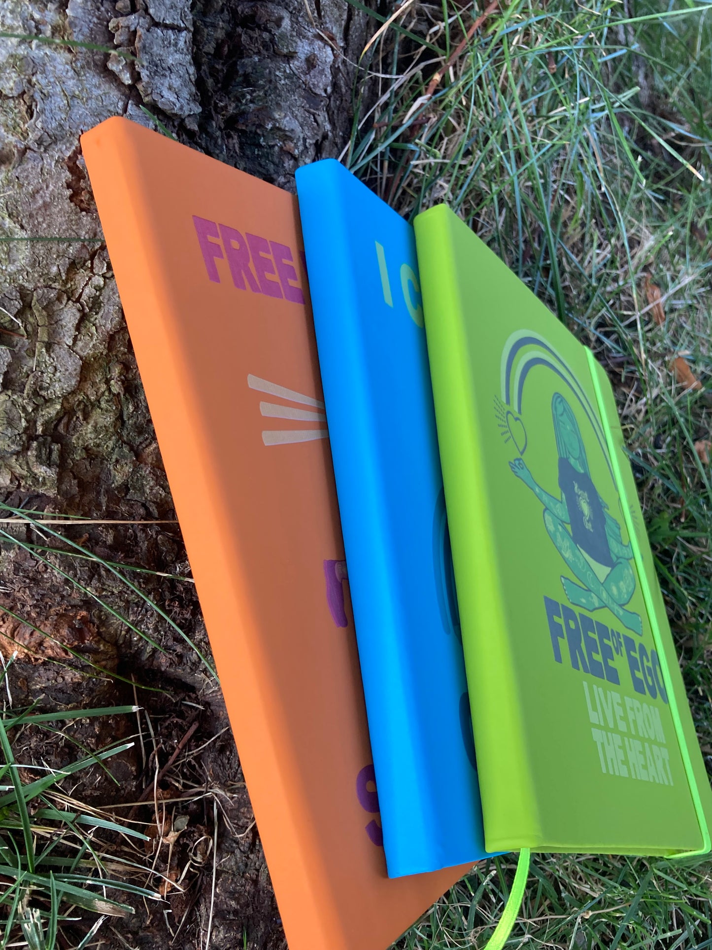 Cuaderno con goma naranja.