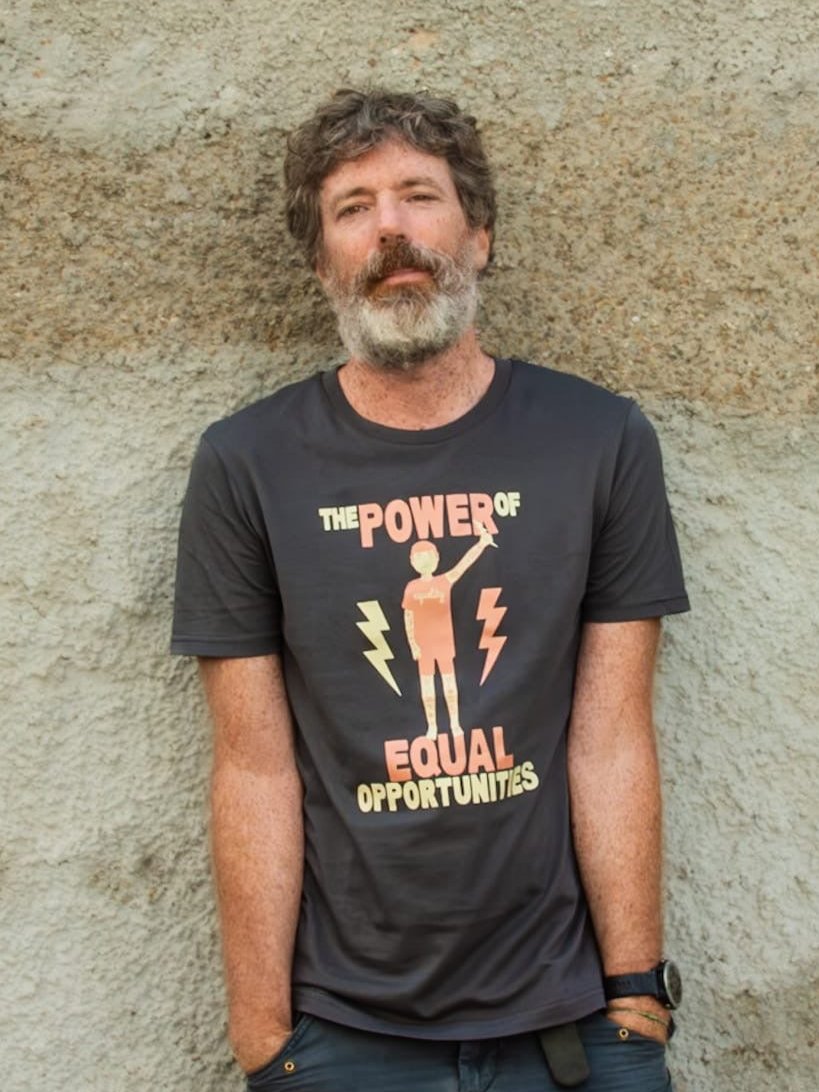 Camiseta de algodón orgánico en color antracita, modelo Equality antracita.