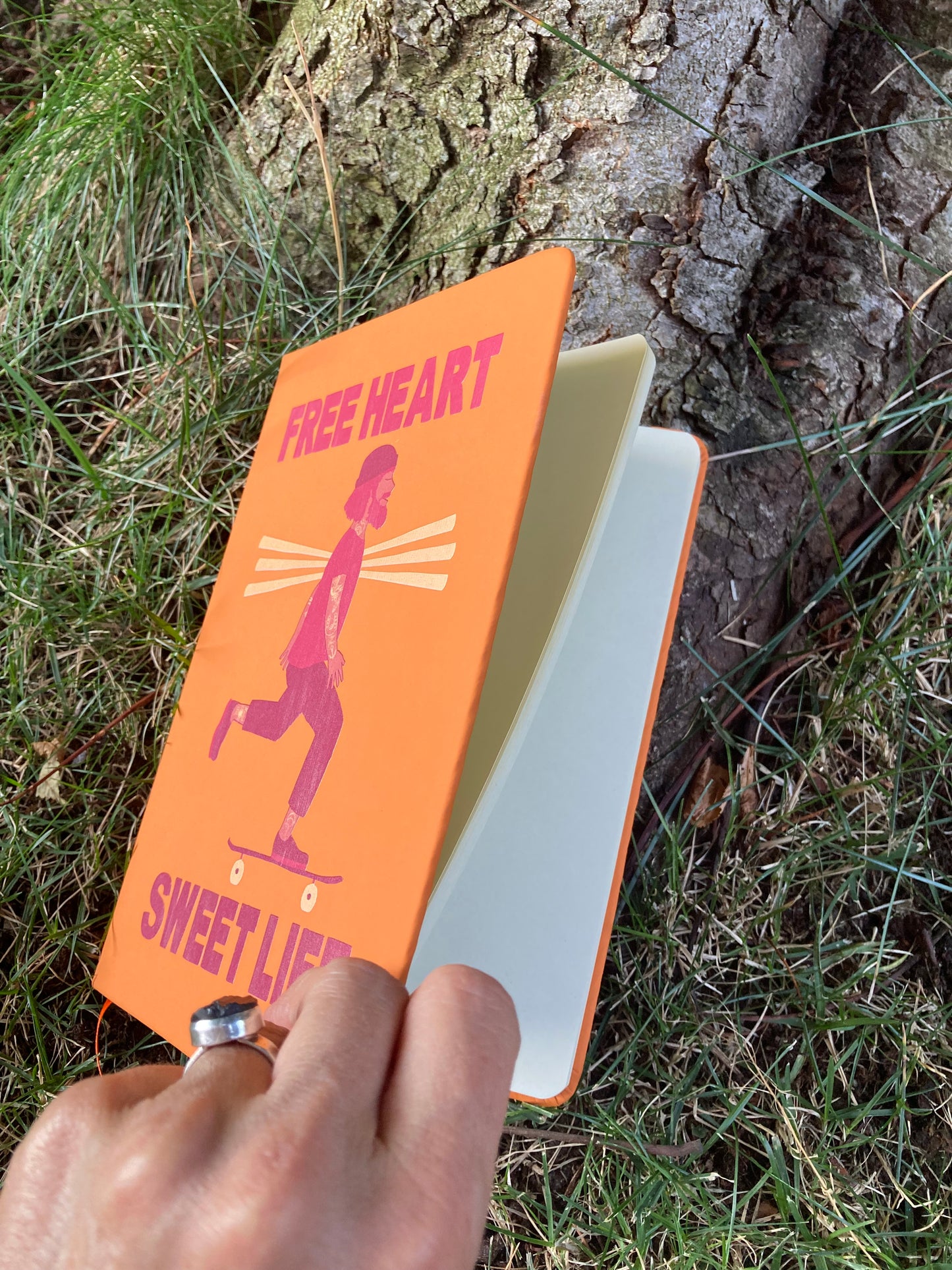 Cuaderno con goma naranja.