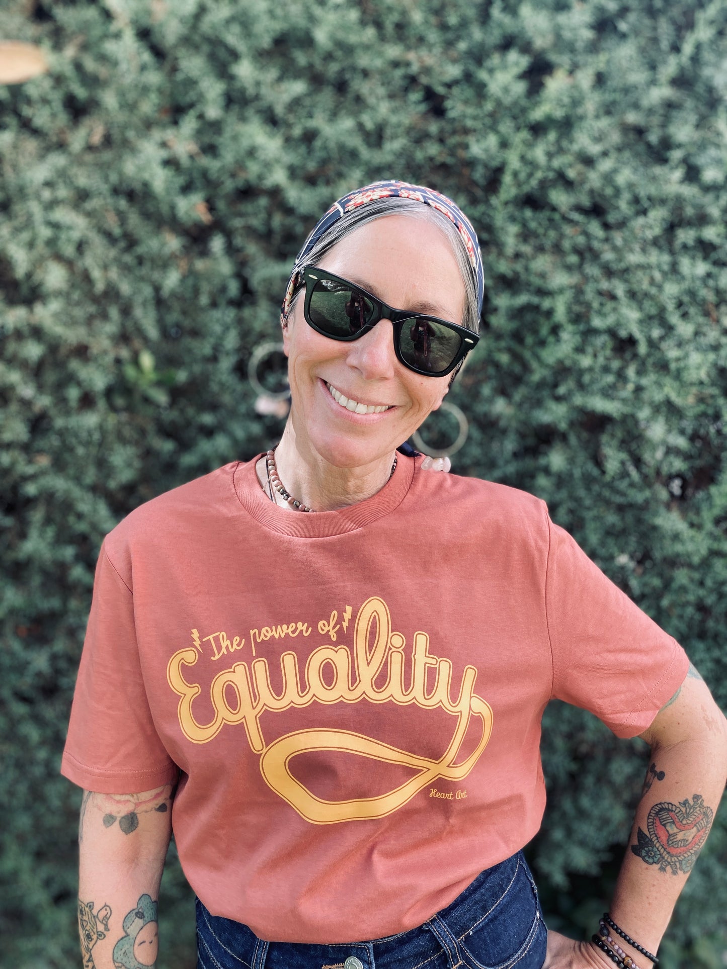 Camiseta de algodón orgánico arcilla suave, modelo Equality