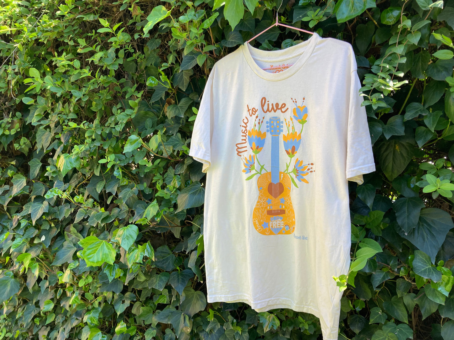 Camiseta de algodón orgánico en color natural raw, modelo Guitarra