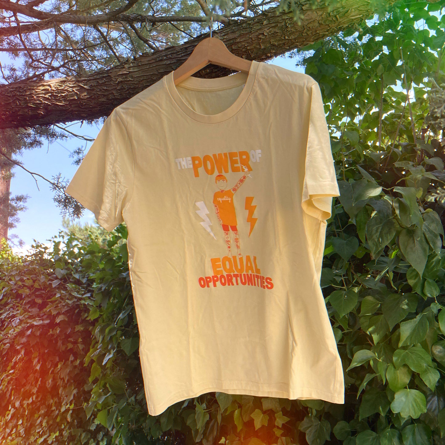 Camiseta de algodón orgánico en color amarillo claro, modelo Power.