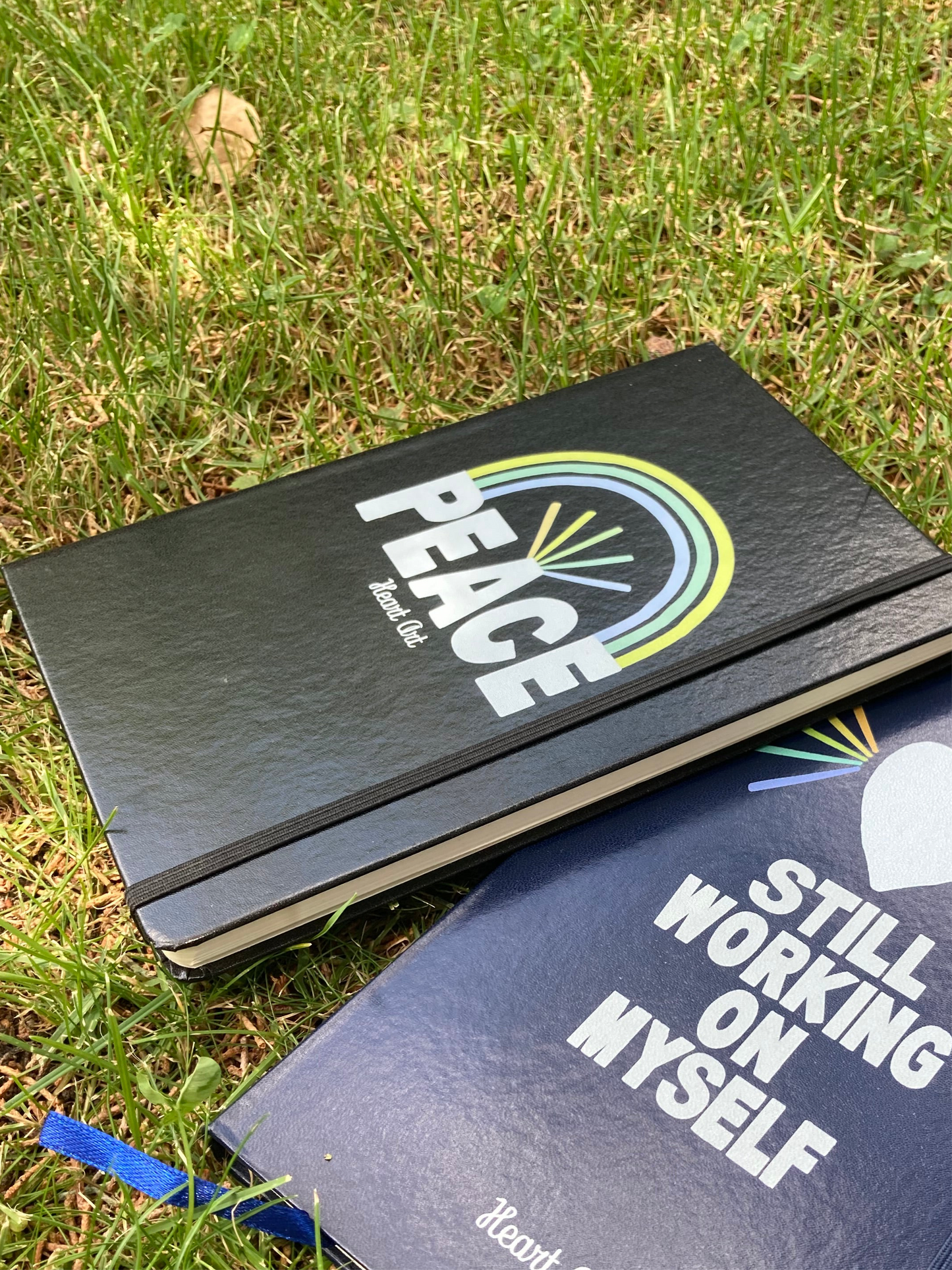Cuaderno con goma negro.