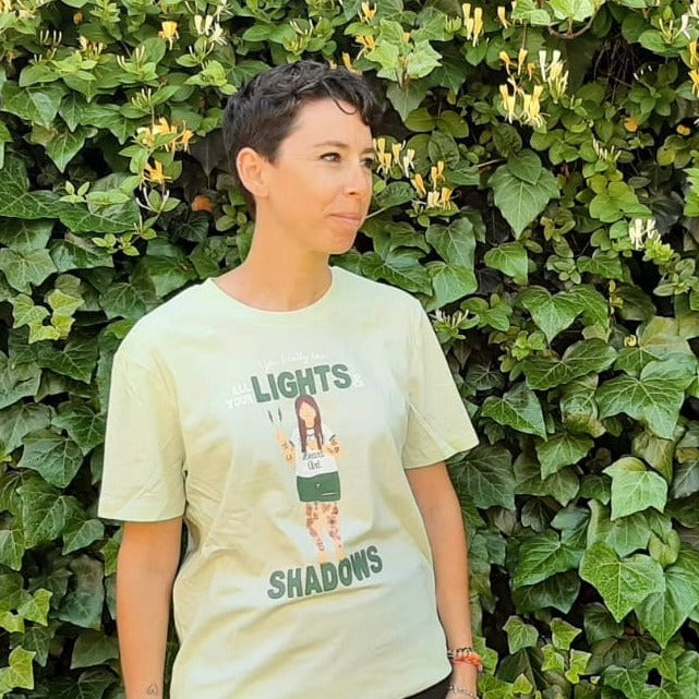 Camiseta de algodón orgánico en color verde claro, modelo Lights & shadows.