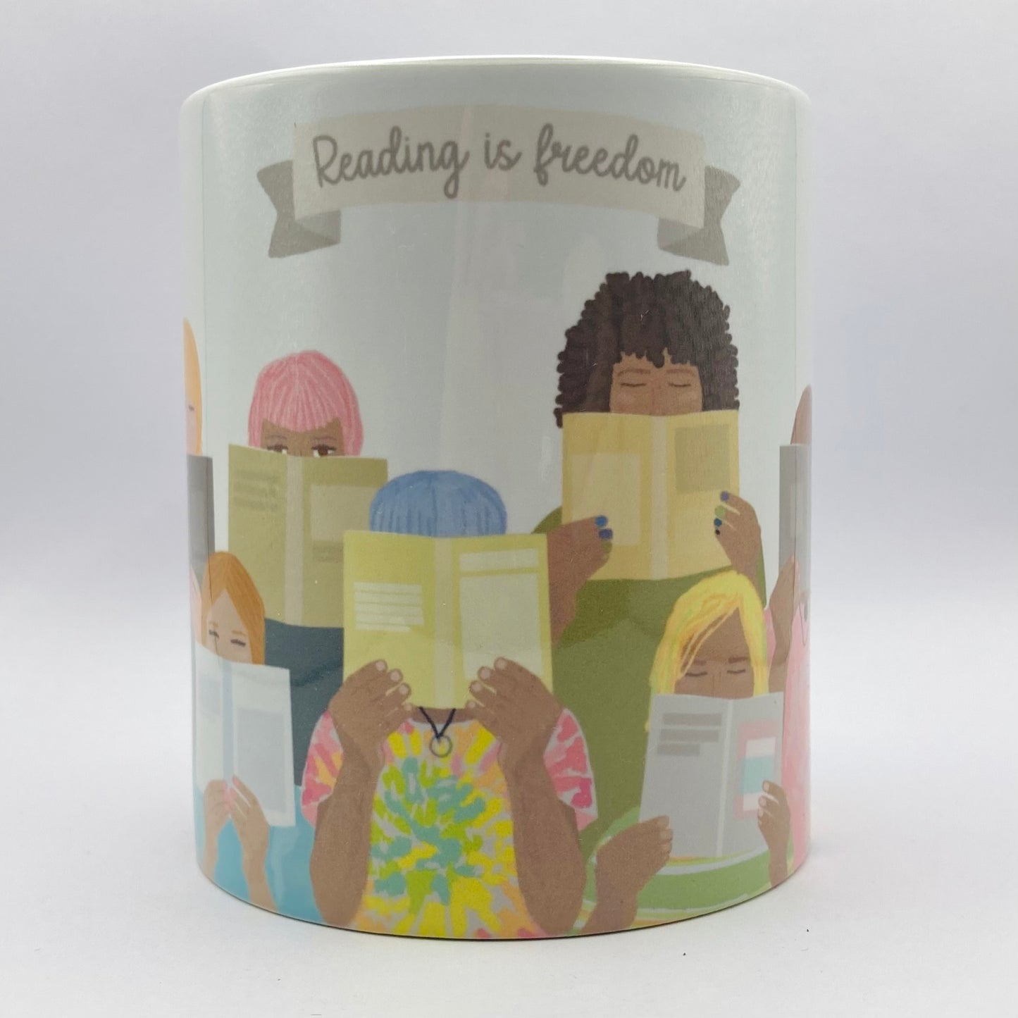 Taza de desayuno modelo Reading is freedom.
