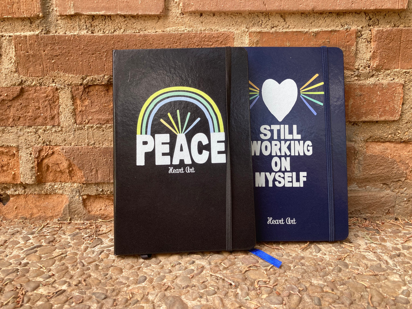Cuaderno con goma negro.