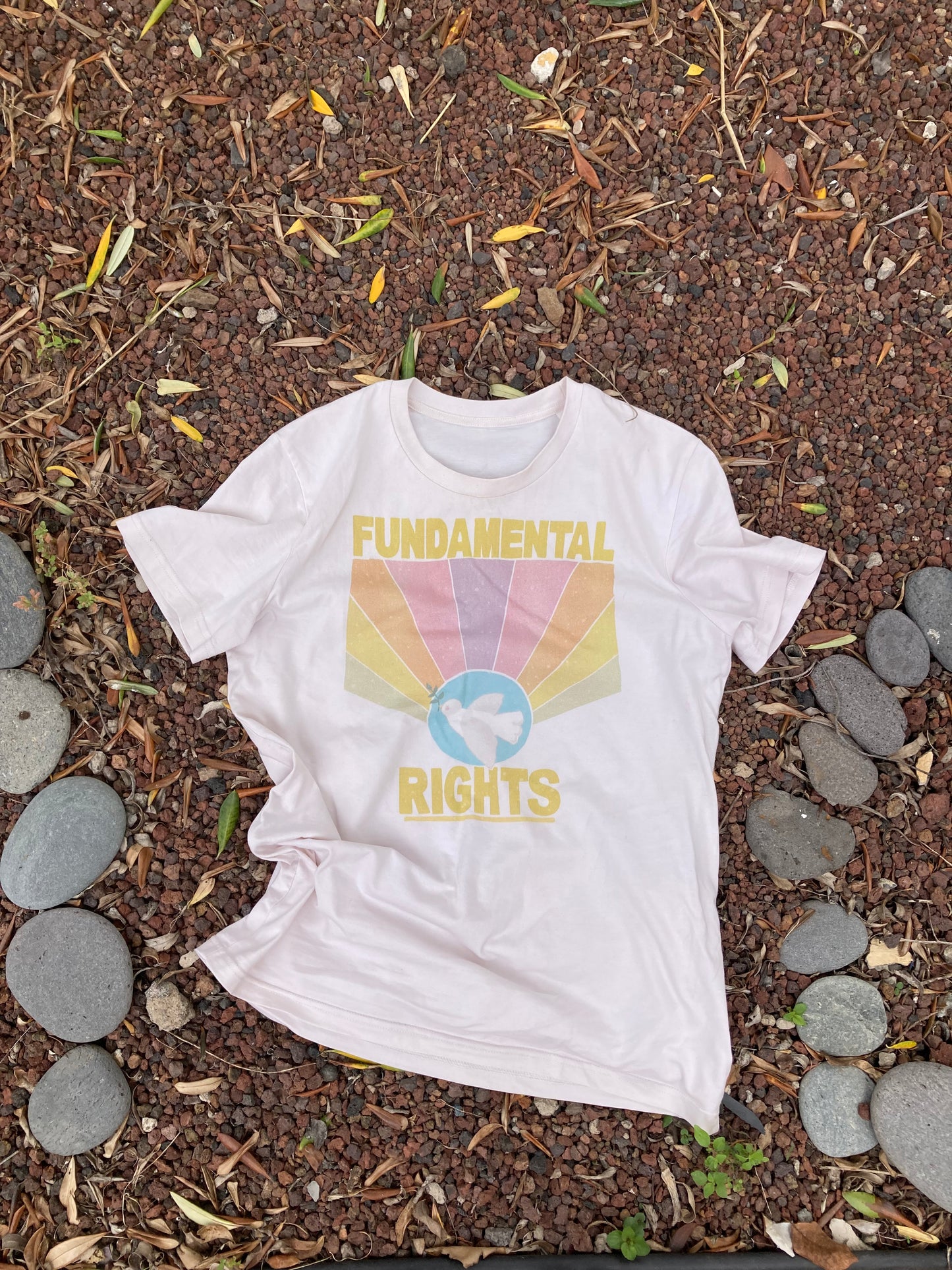 Camiseta de algodón orgánico en color natural y estampado retro. Modelo Fundamental Rights.