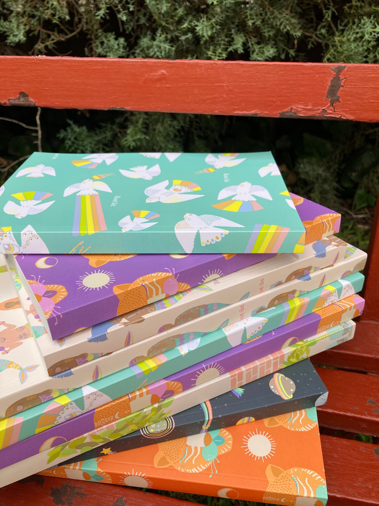 cuaderno de papel reciclado modelo Palomas de la paz. tamaño A4 (folio).