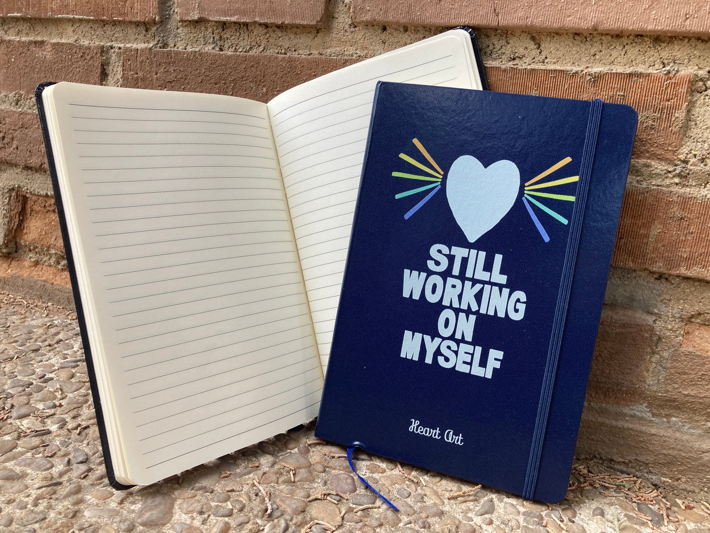 Cuaderno con goma azul marino.