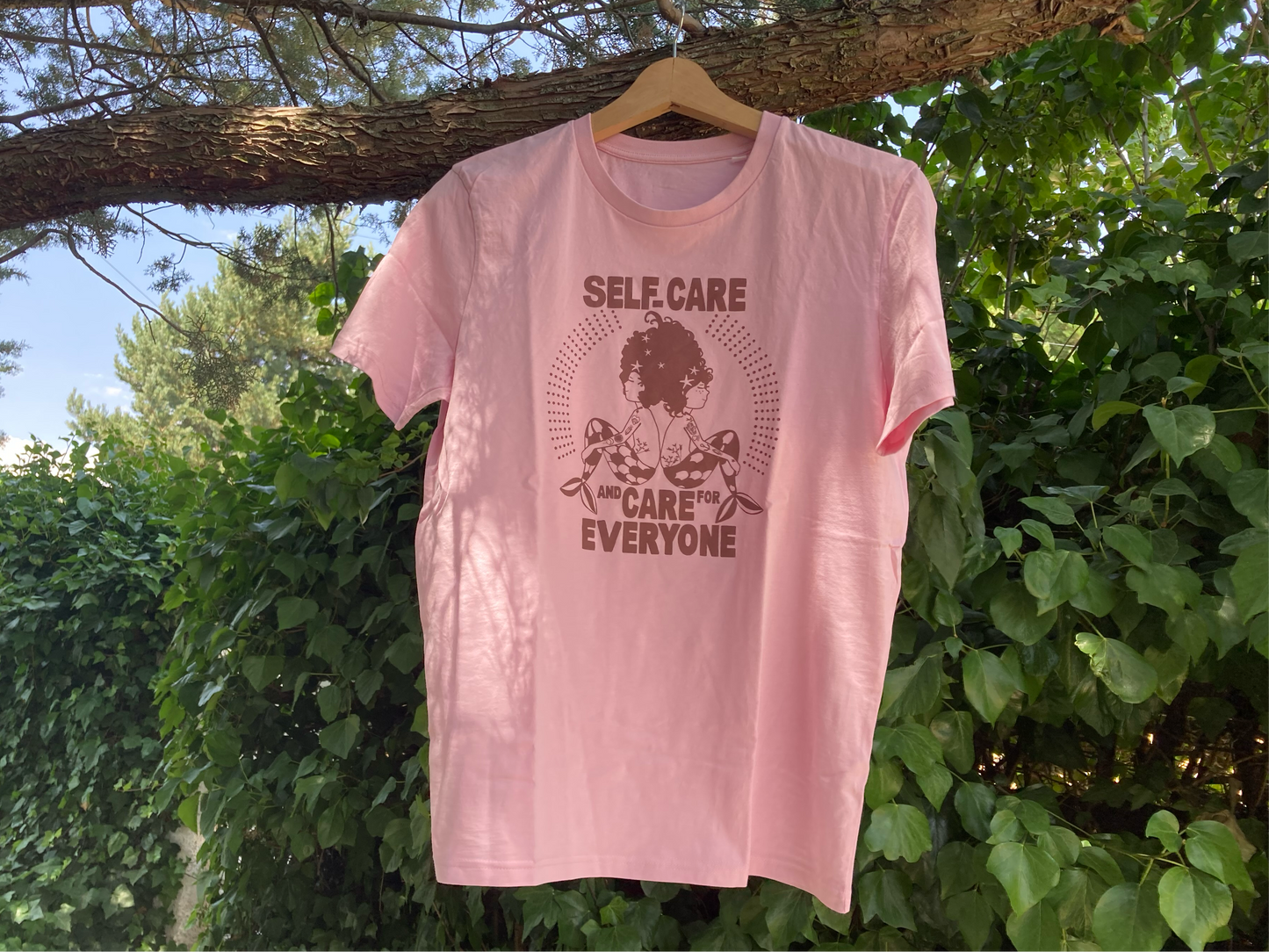 Camiseta de algodón orgánico en color rosa, modelo Care.