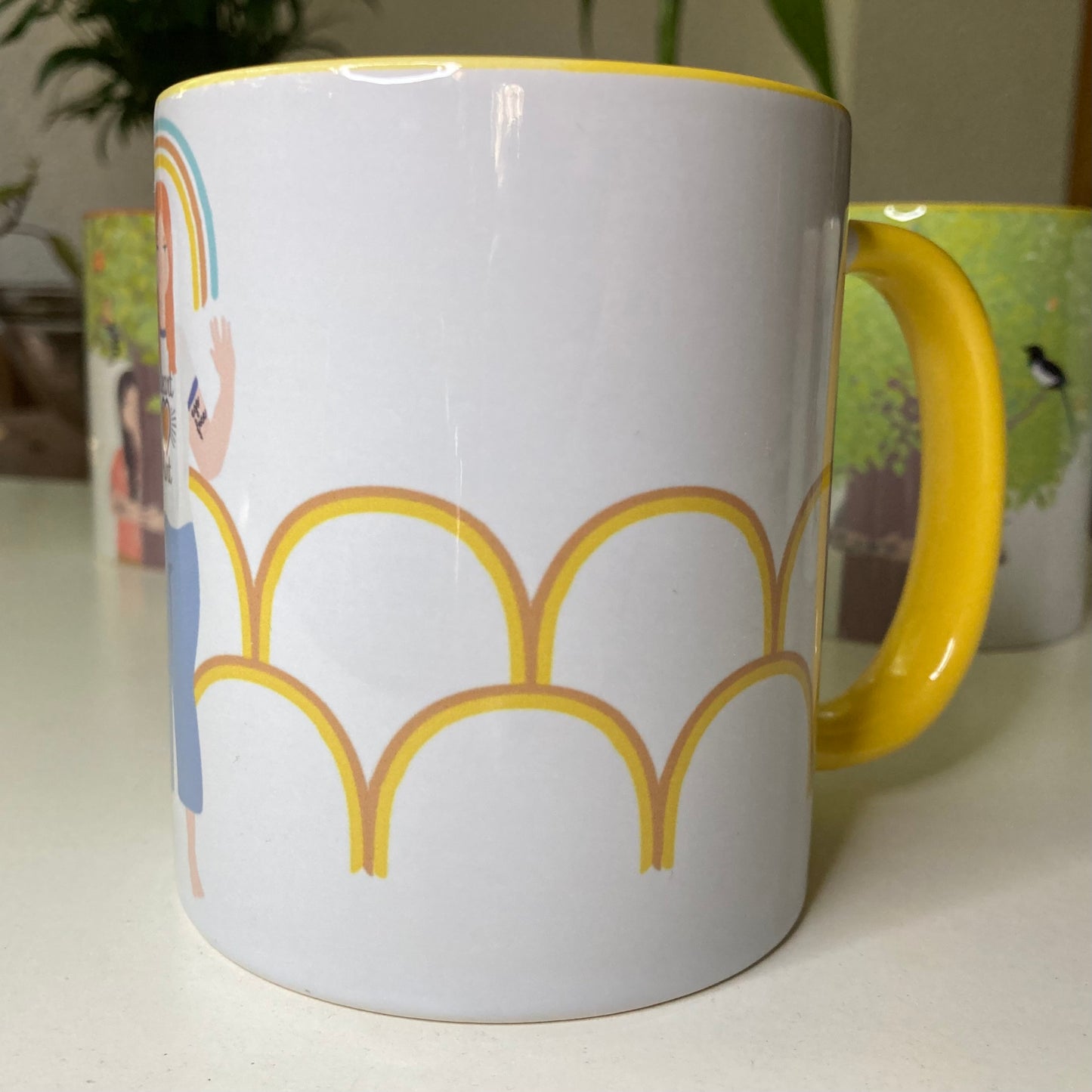 Taza de desayuno amarilla, modelo Chica arcoiris.