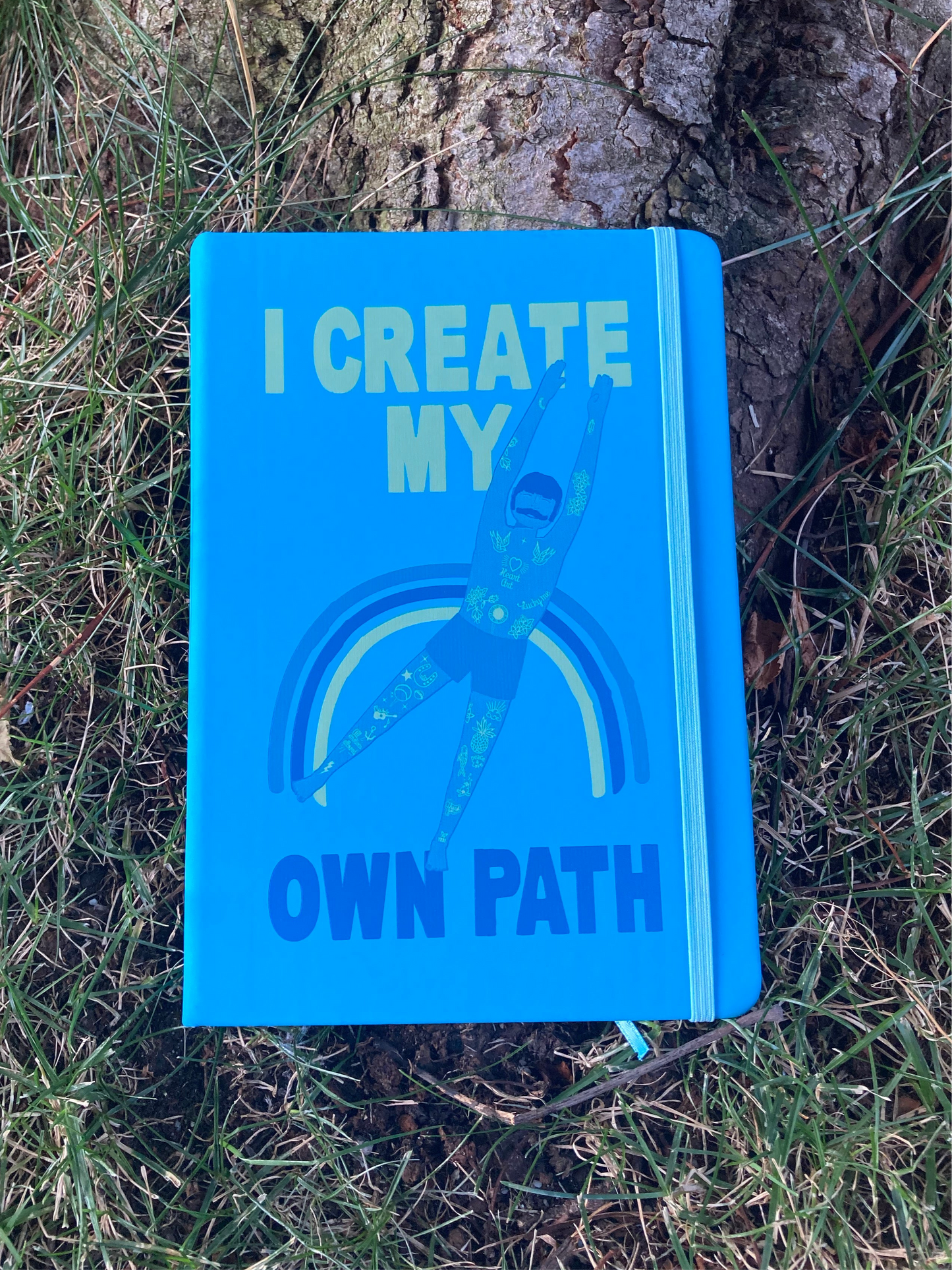 Cuaderno con goma azul.