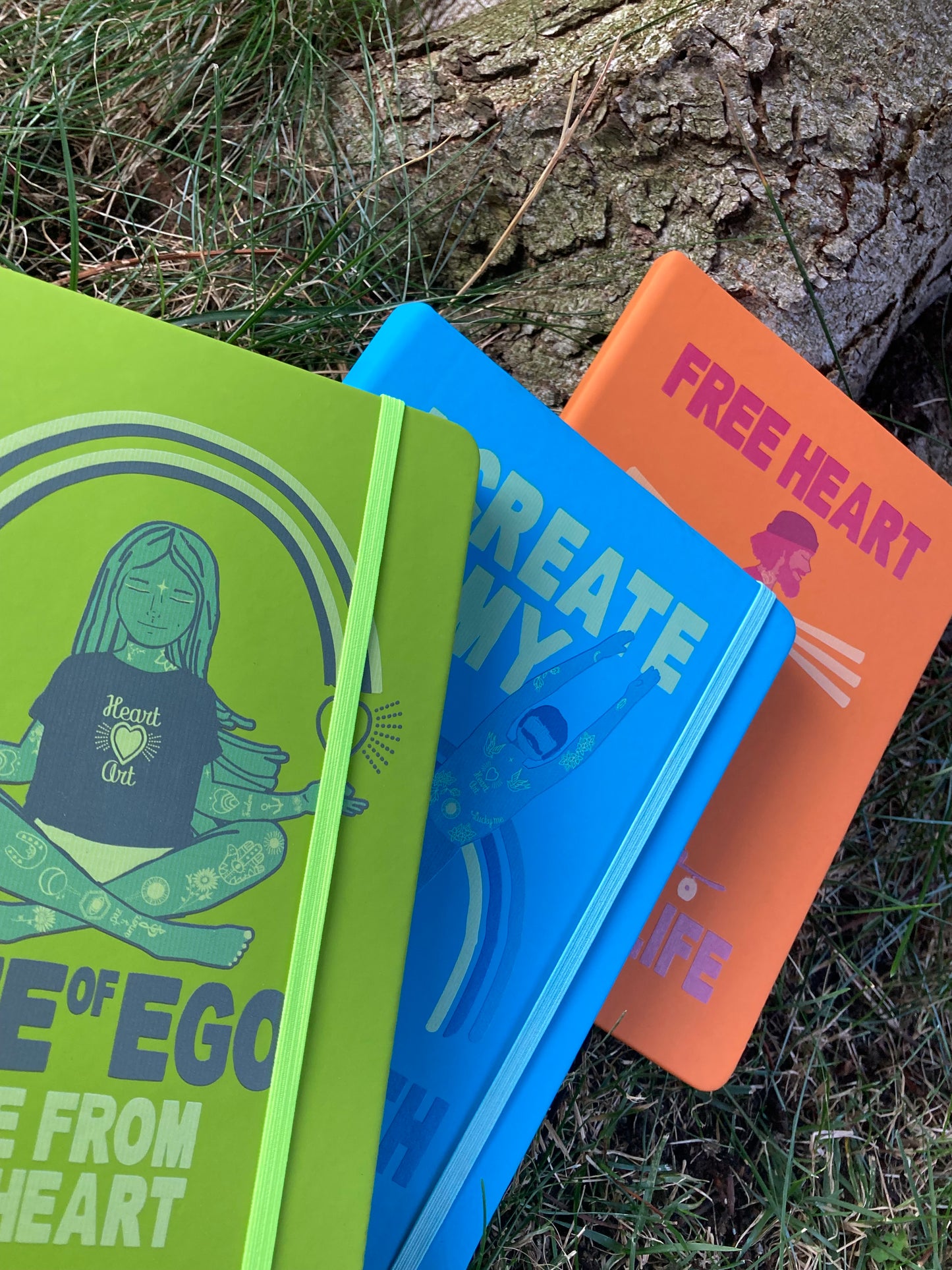 Cuaderno con goma verde.