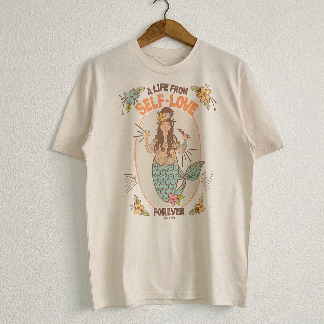 Camiseta de algodón orgánico en color natural y estampado a todo color.