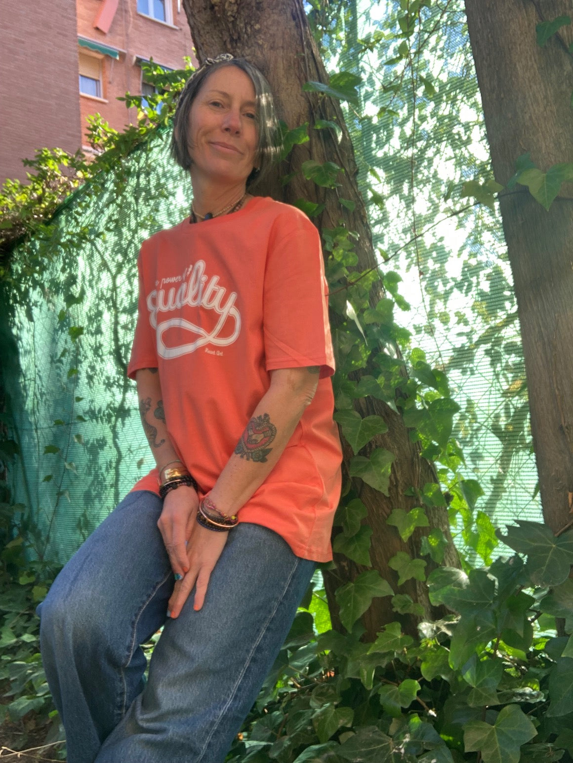 Camiseta de algodón orgánico naranja suave, modelo Equality