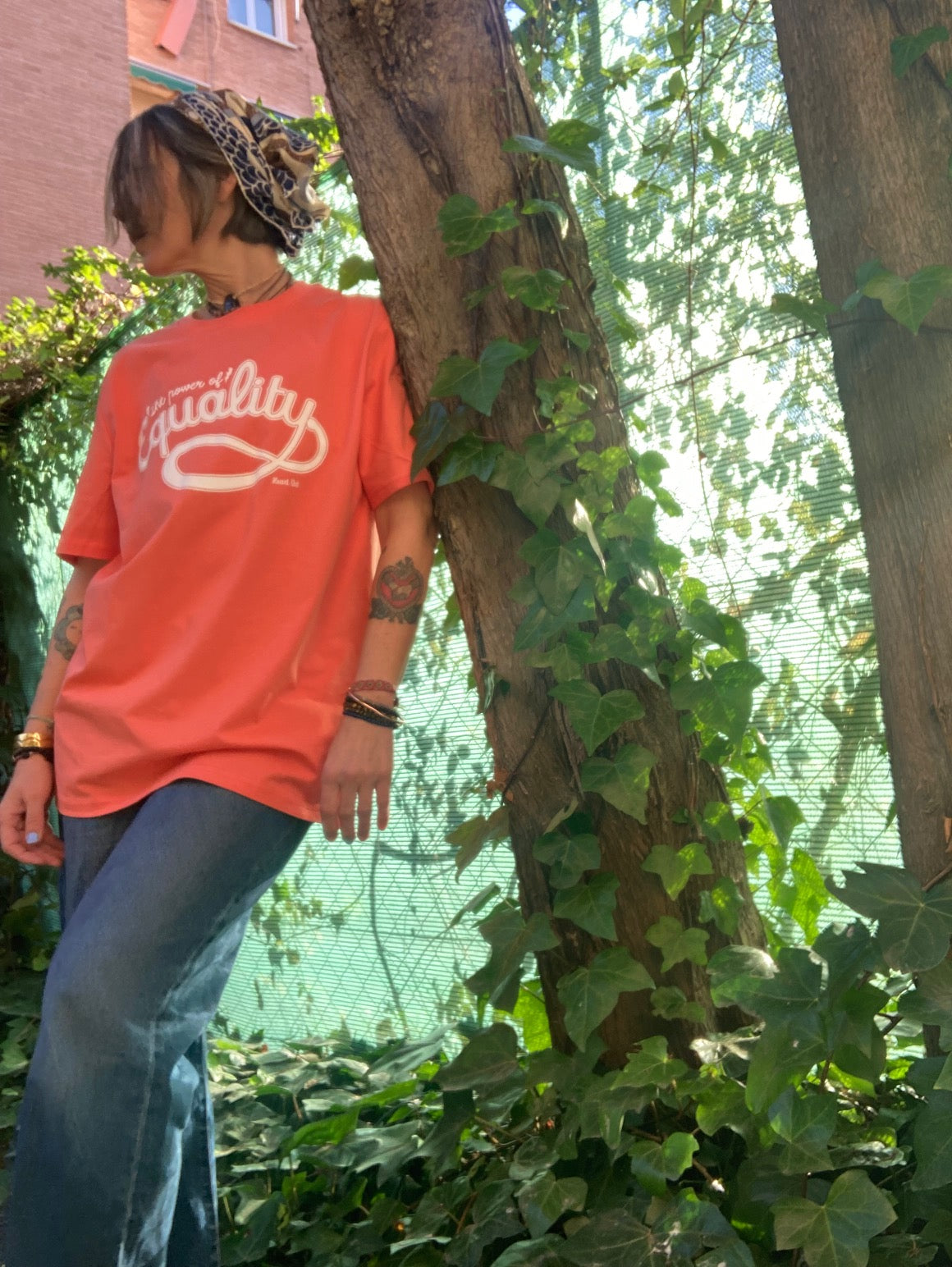 Camiseta de algodón orgánico naranja suave, modelo Equality