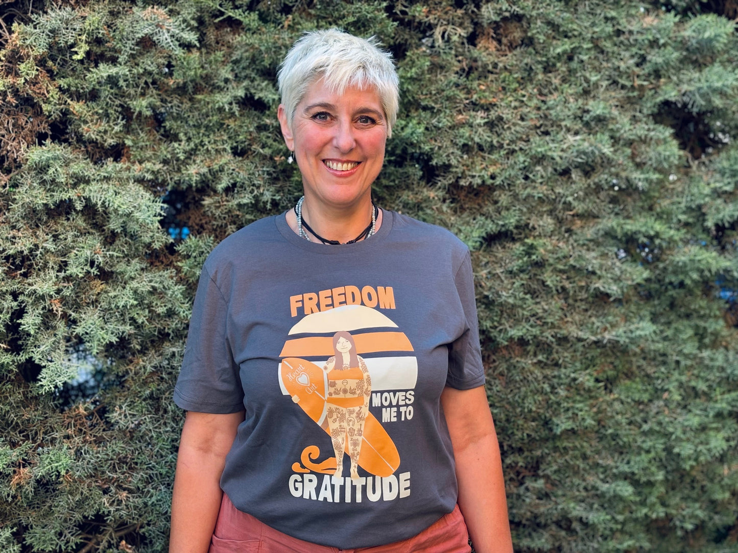 Camiseta de algodón orgánico en color antracita, modelo Freedom gratitude
