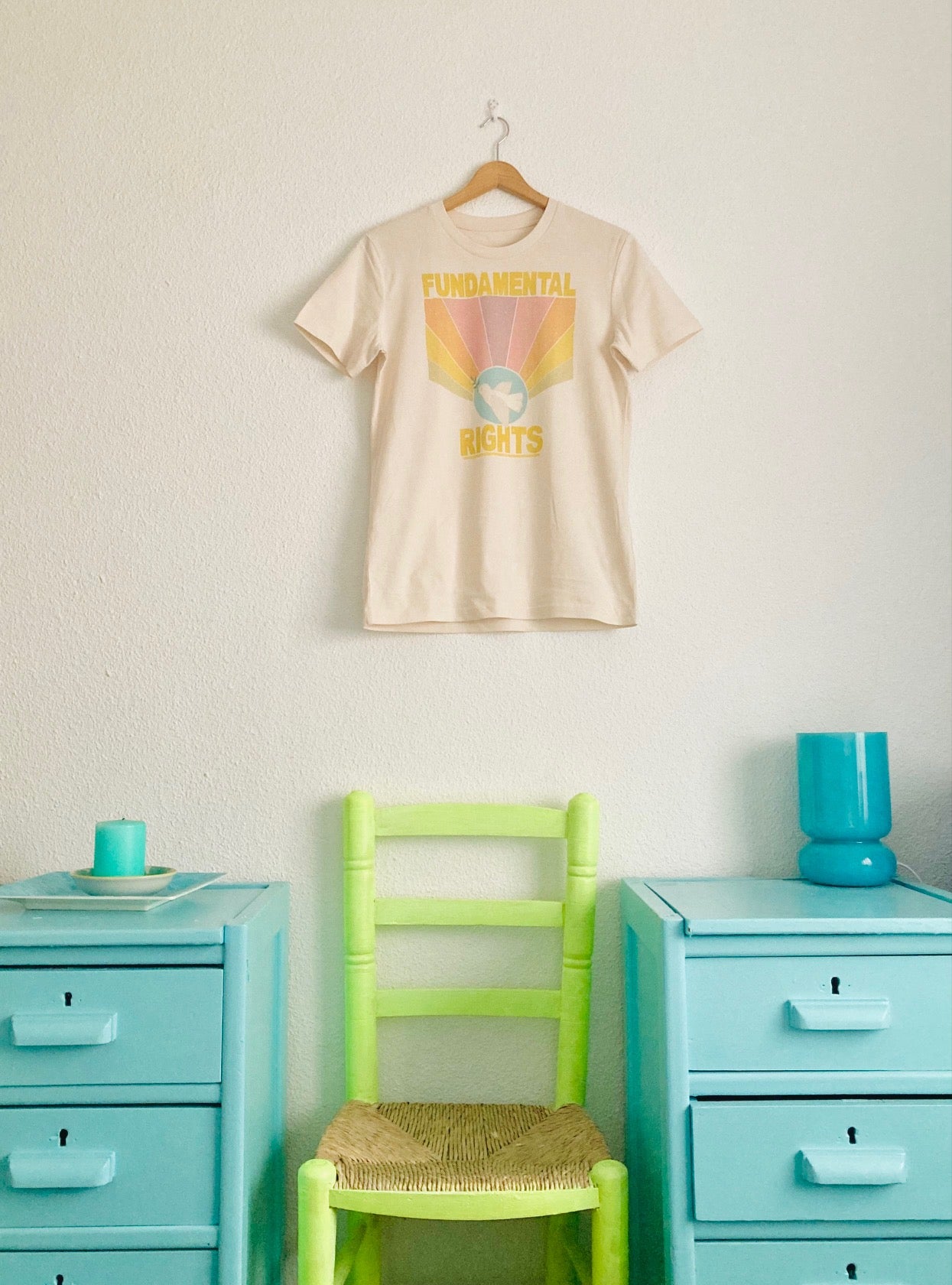 Camiseta de algodón orgánico en color natural y estampado retro. Modelo Fundamental Rights.