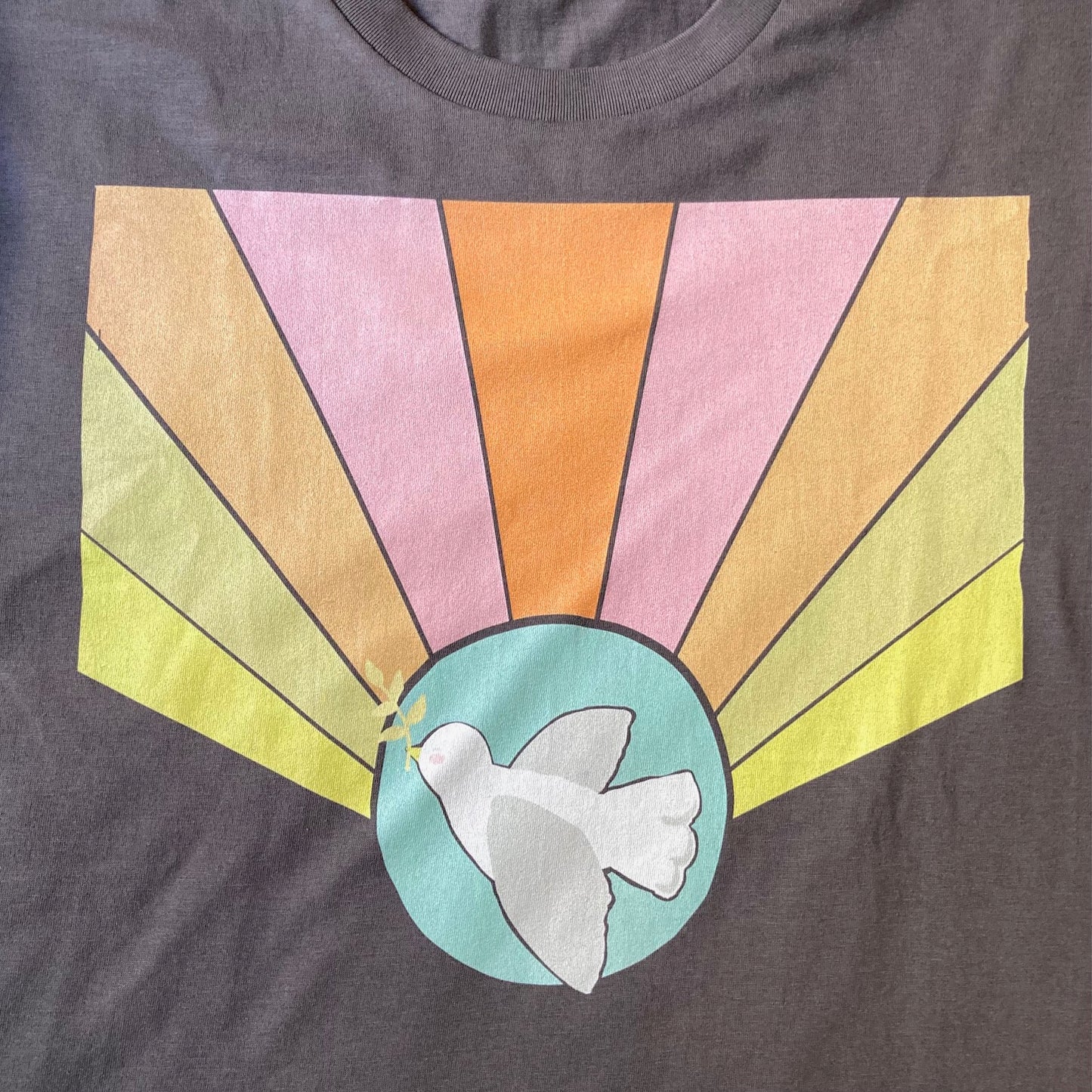 Camiseta de algodón orgánico en color antracita, modelo Paz