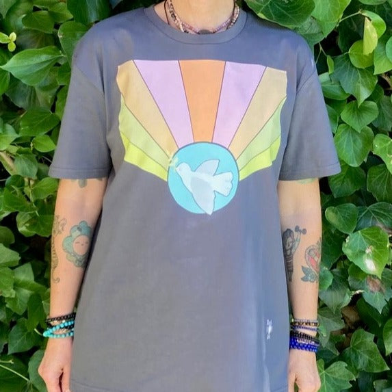 Camiseta de algodón orgánico en color antracita, modelo Paz
