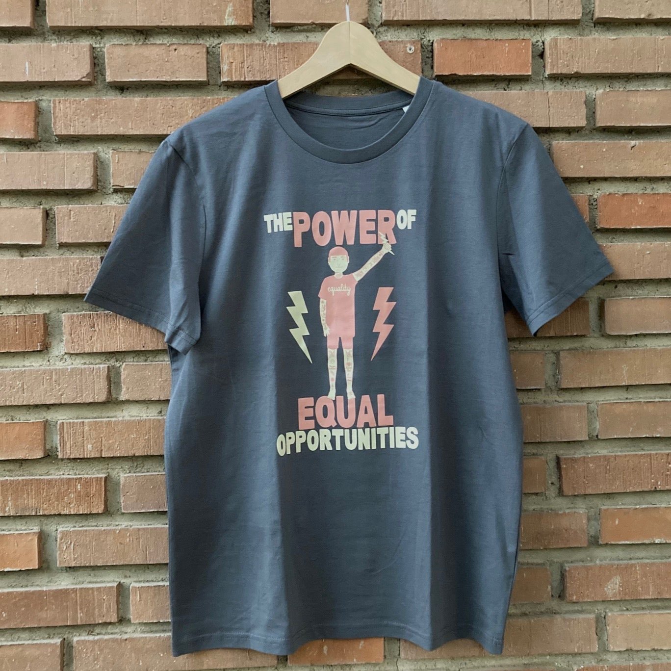 Camiseta de algodón orgánico en color antracita, modelo Equality antracita.