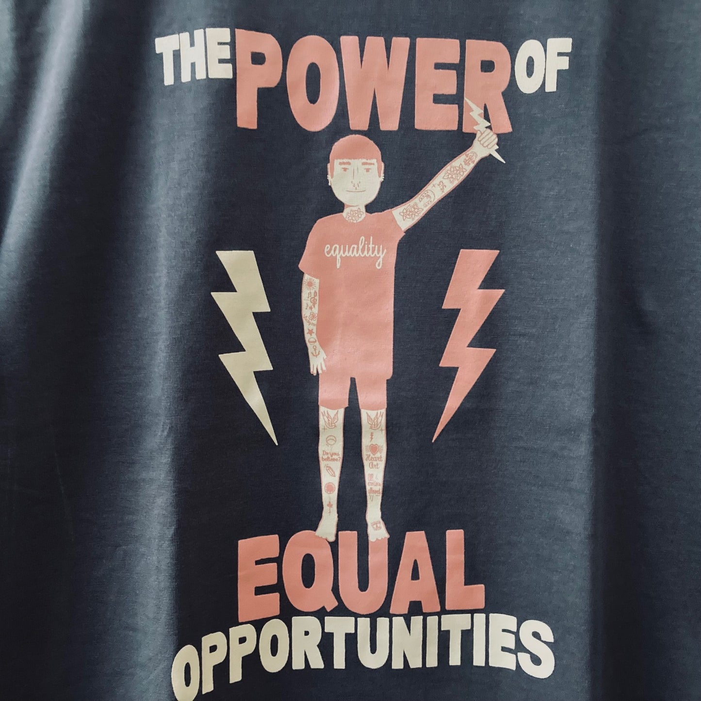 Camiseta de algodón orgánico en color antracita, modelo Equality antracita.