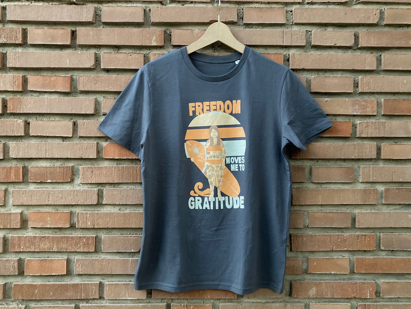 Camiseta de algodón orgánico en color antracita, modelo Freedom gratitude