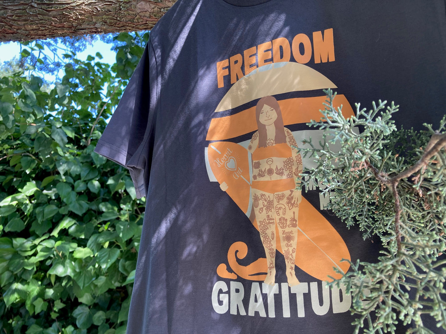 Camiseta de algodón orgánico en color antracita, modelo Freedom gratitude