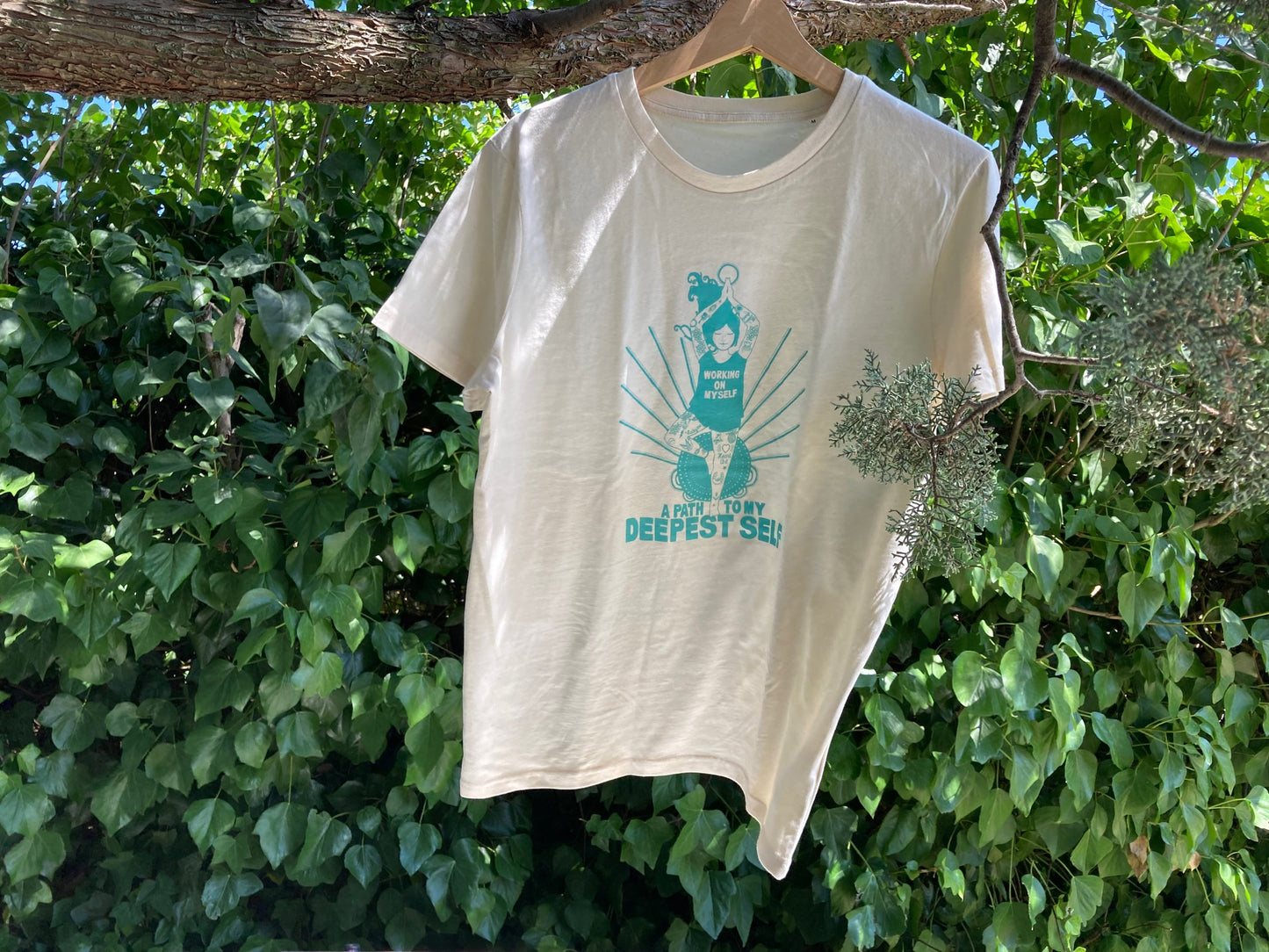 Camiseta de algodón orgánico en color natural raw, modelo Yoguini.