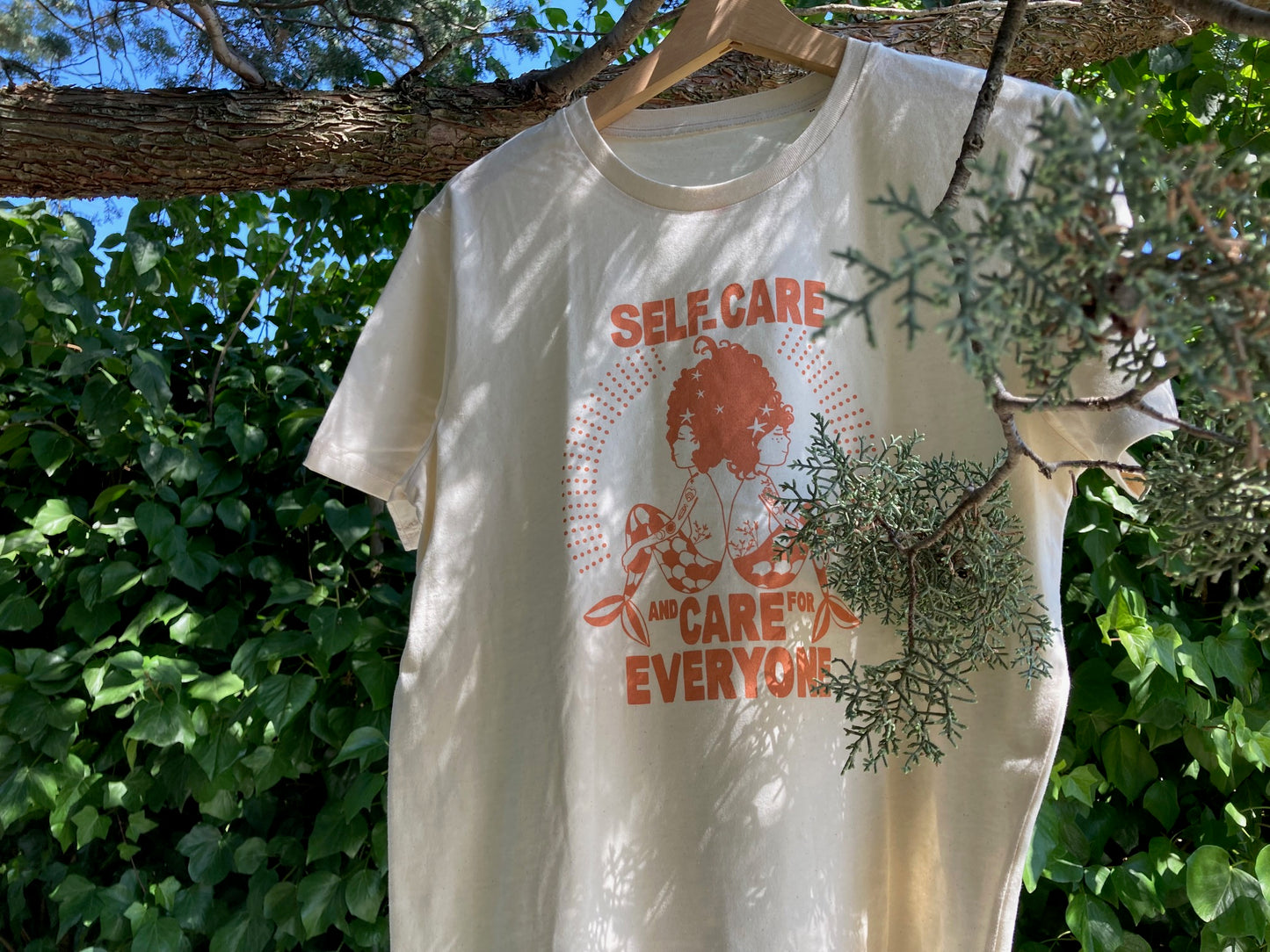 Camiseta de algodón orgánico en color natural raw, modelo Sirenas