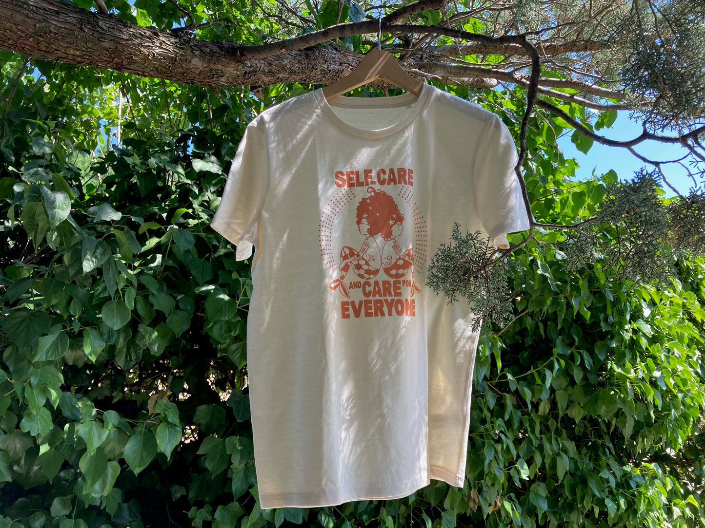 Camiseta de algodón orgánico en color natural raw, modelo Sirenas