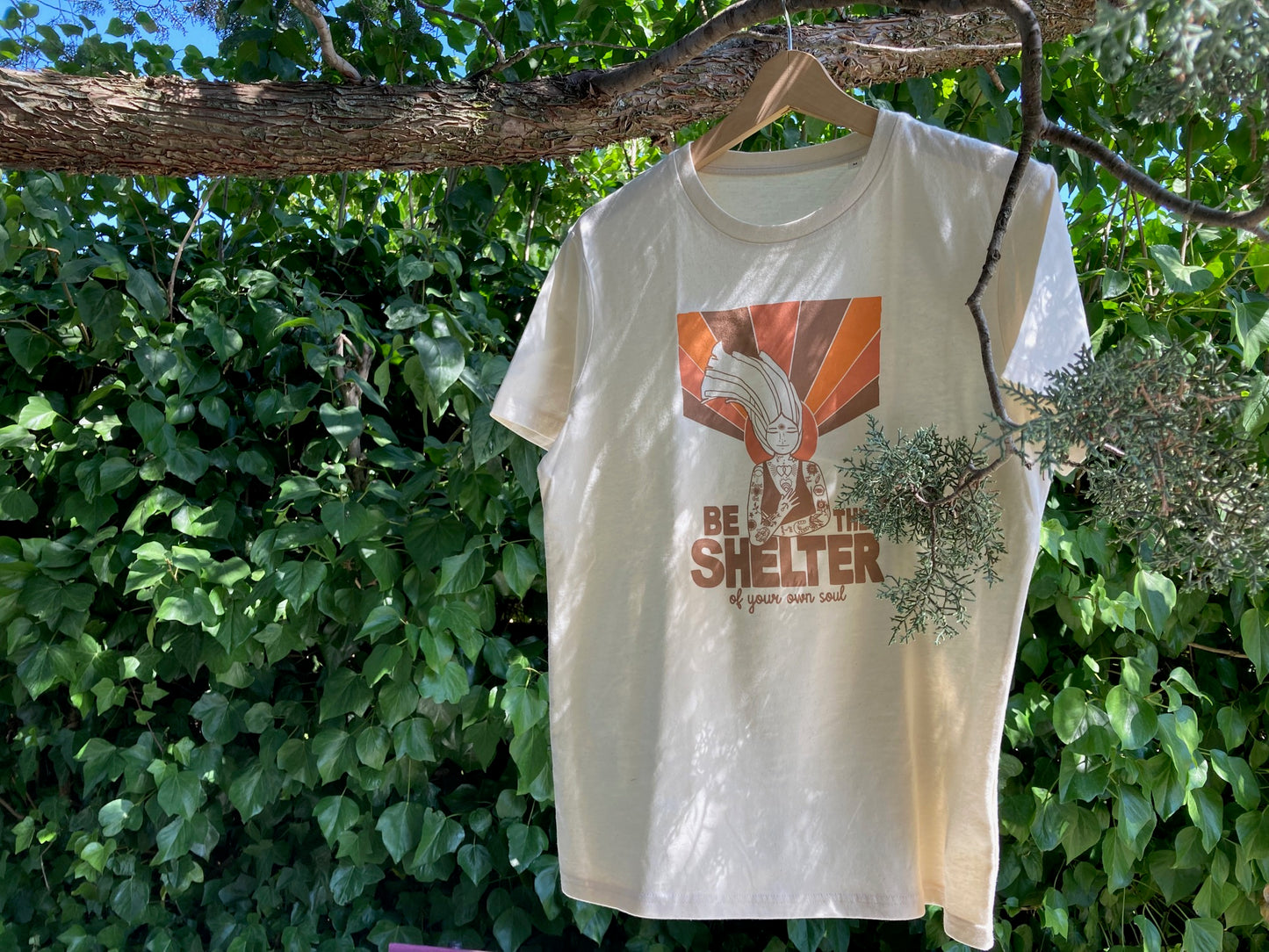 Camiseta de algodón orgánico en color natural raw, modelo Shelter.