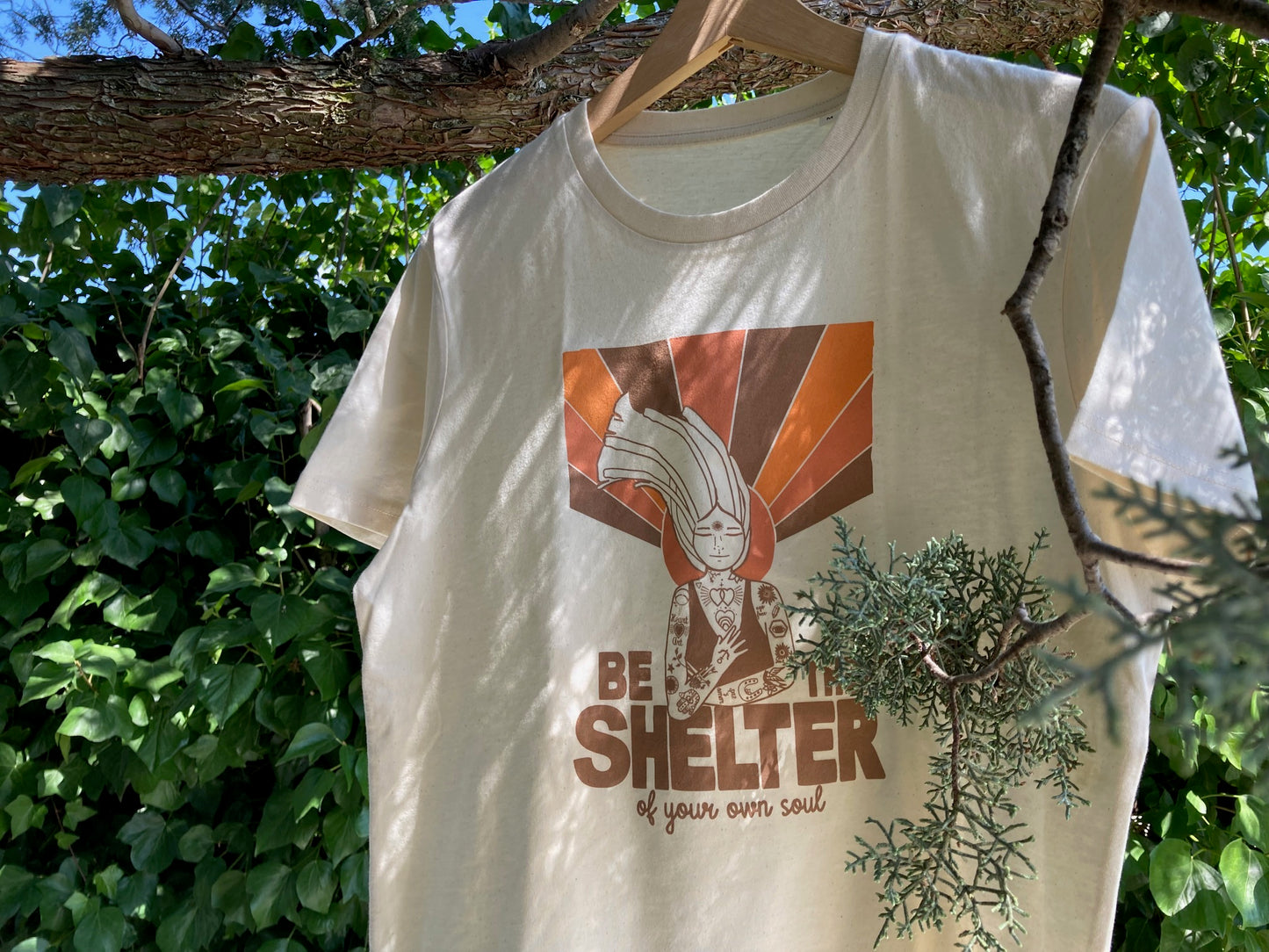 Camiseta de algodón orgánico en color natural raw, modelo Shelter.