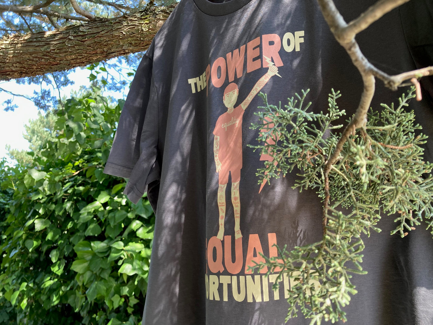 Camiseta de algodón orgánico en color antracita, modelo Equality antracita.
