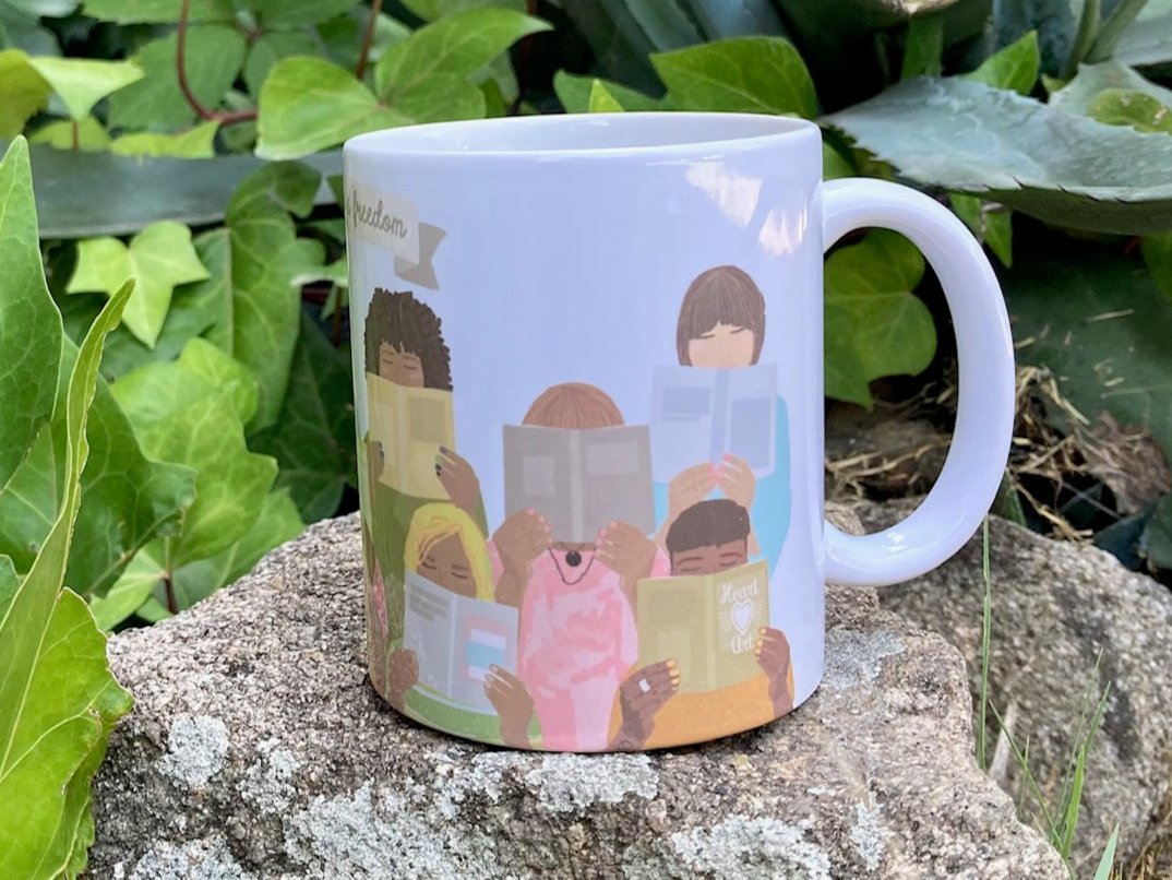 Taza de desayuno modelo Reading is freedom.