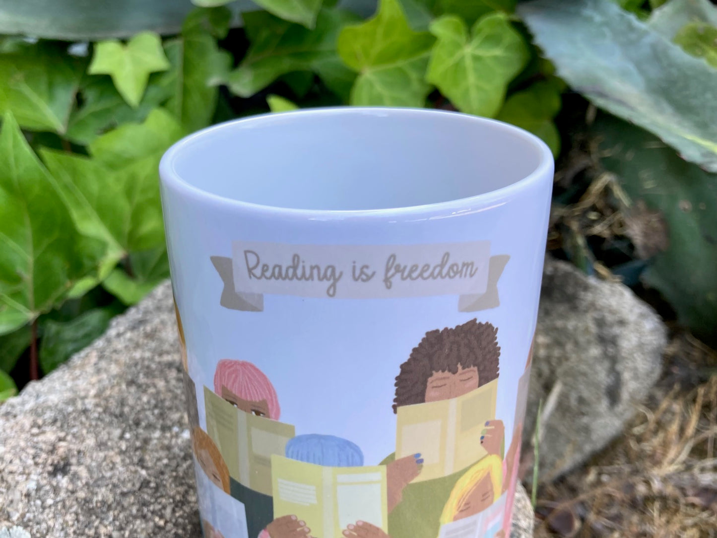 Taza de desayuno modelo Reading is freedom.