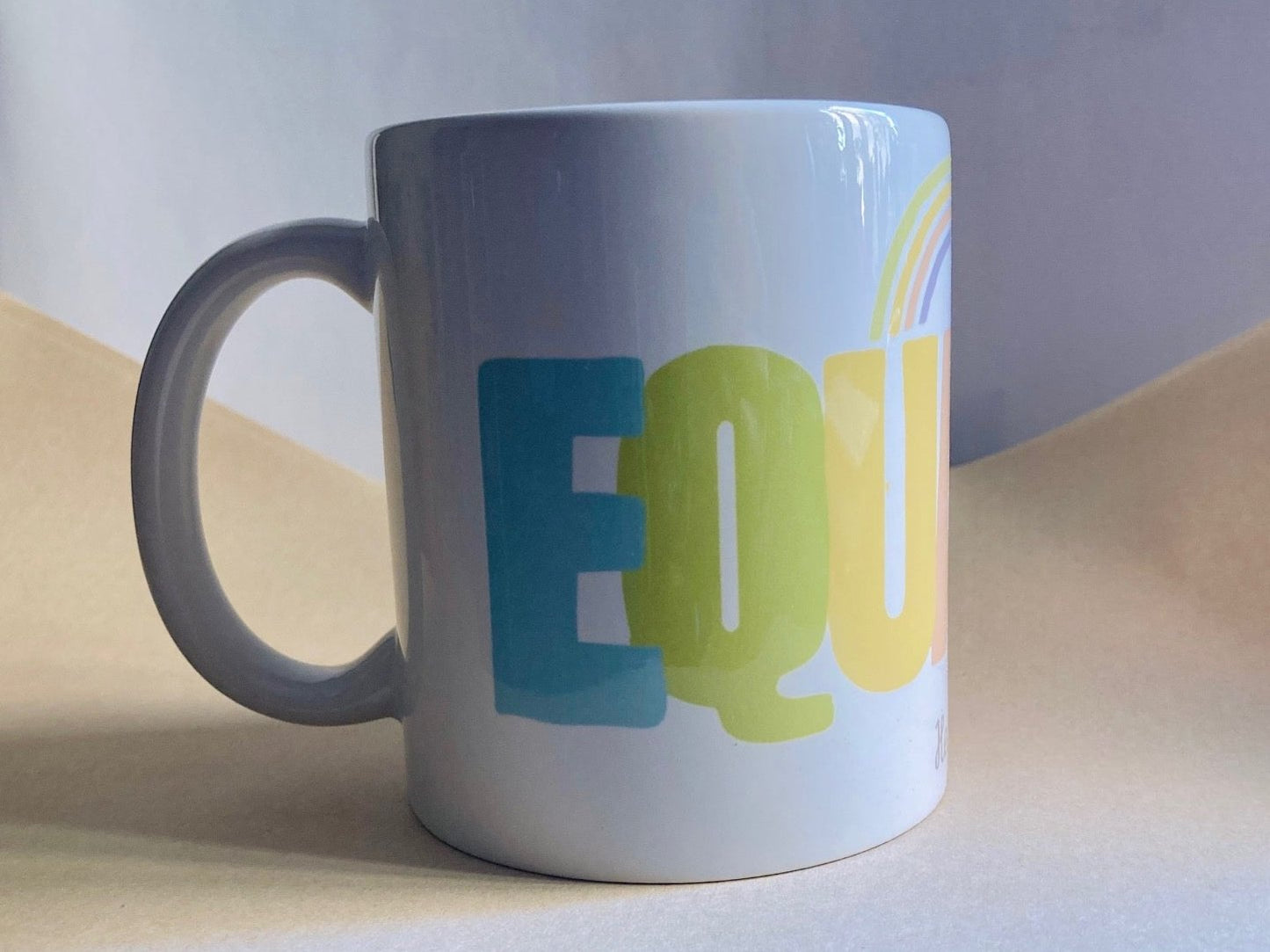 Taza de desayuno modelo Equality.