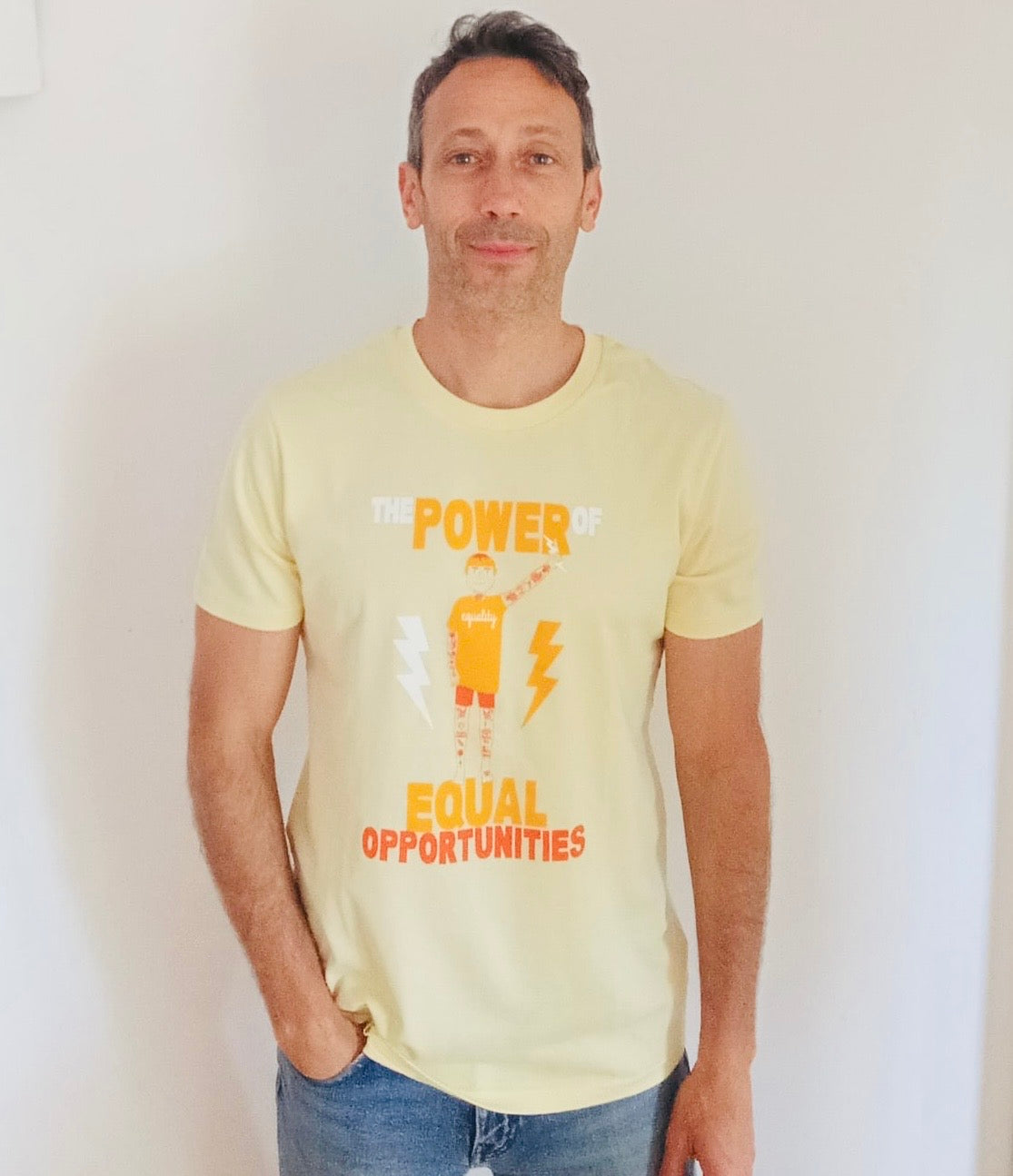 Camiseta de algodón orgánico en color amarillo claro, modelo Power.
