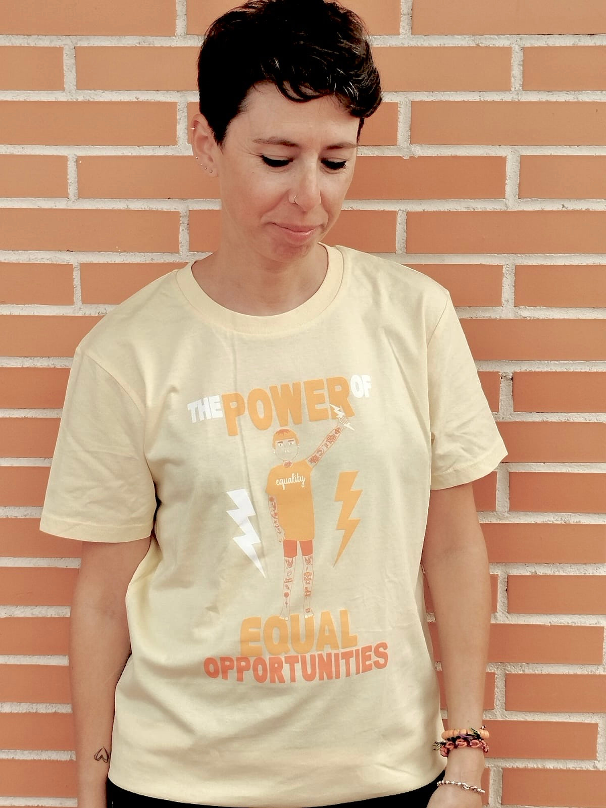 Camiseta de algodón orgánico en color amarillo claro, modelo Power.