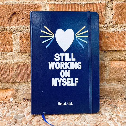Cuaderno con goma azul marino.
