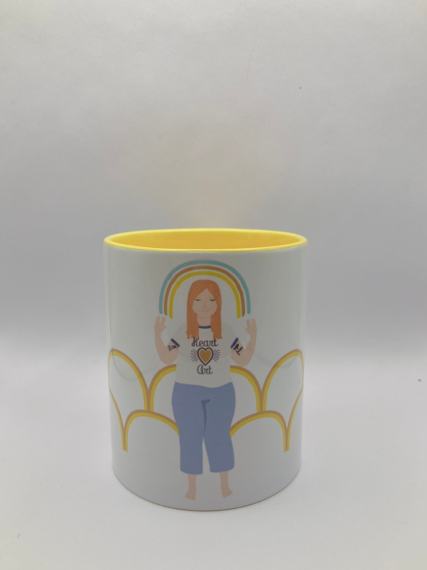 Taza de desayuno amarilla, modelo Chica arcoiris.