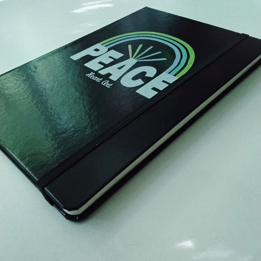 Cuaderno con goma negro.