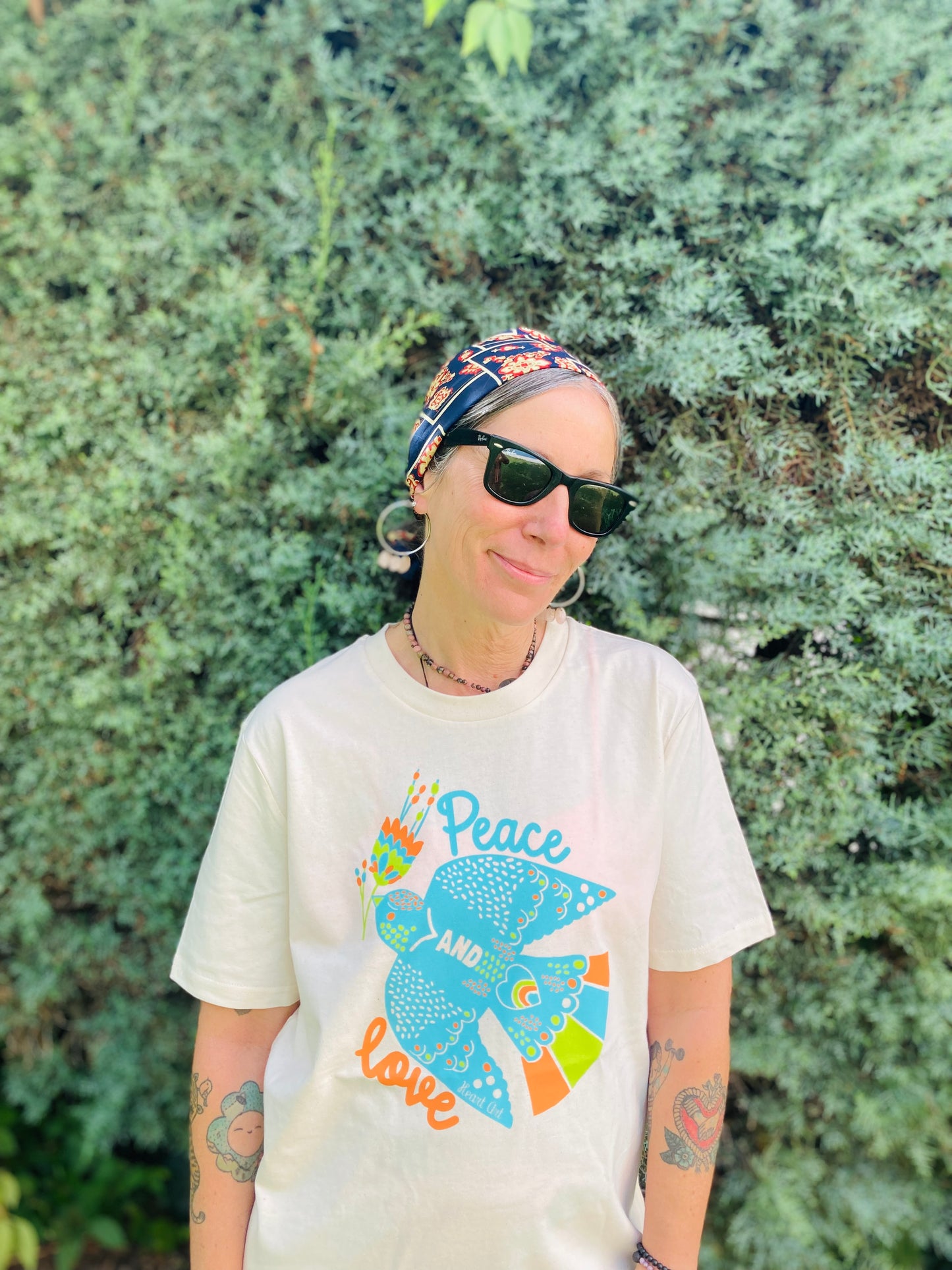 Camiseta de algodón orgánico en color natural raw, modelo Paloma