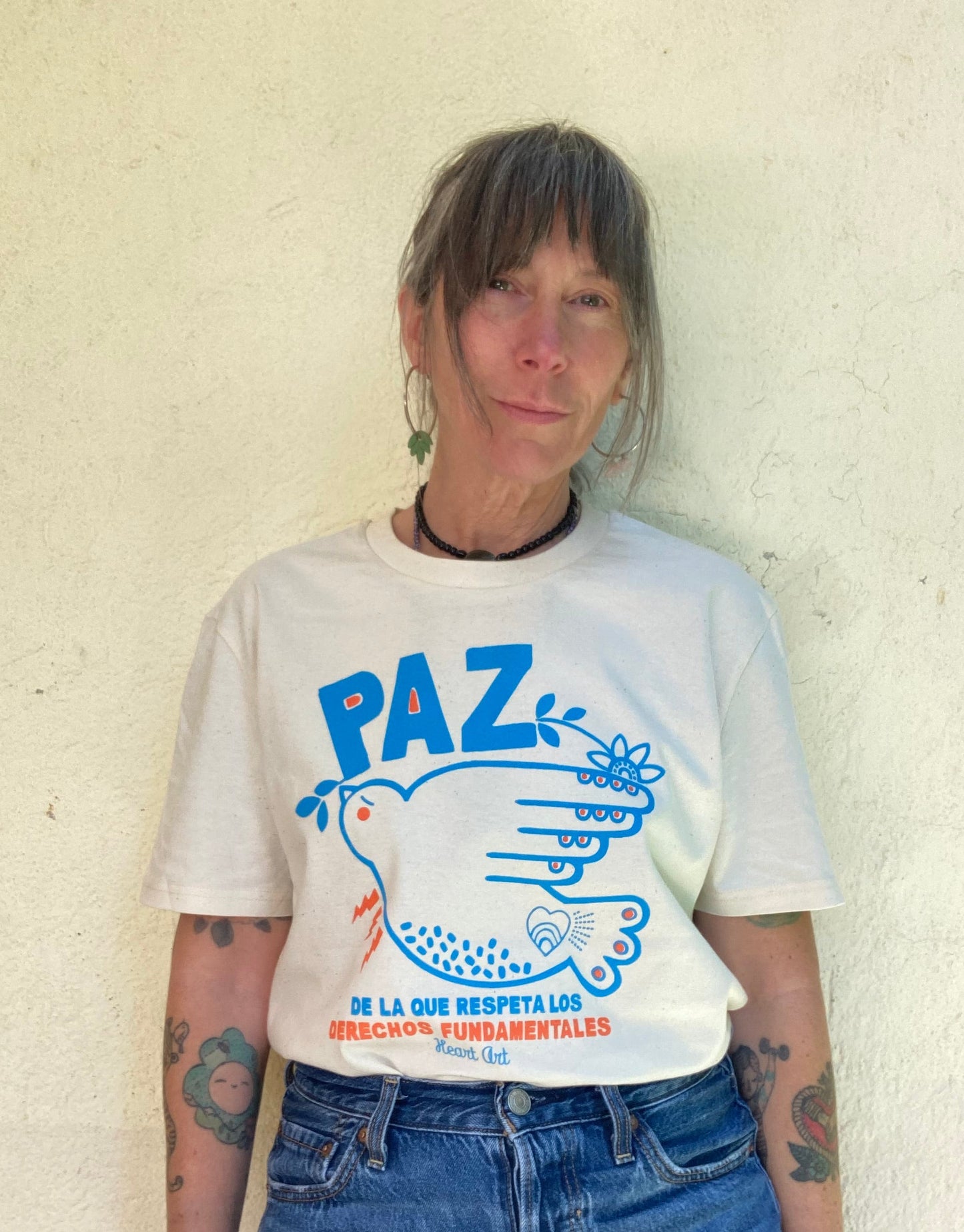 Camiseta de algodón orgánico en color natural raw, modelo Paz